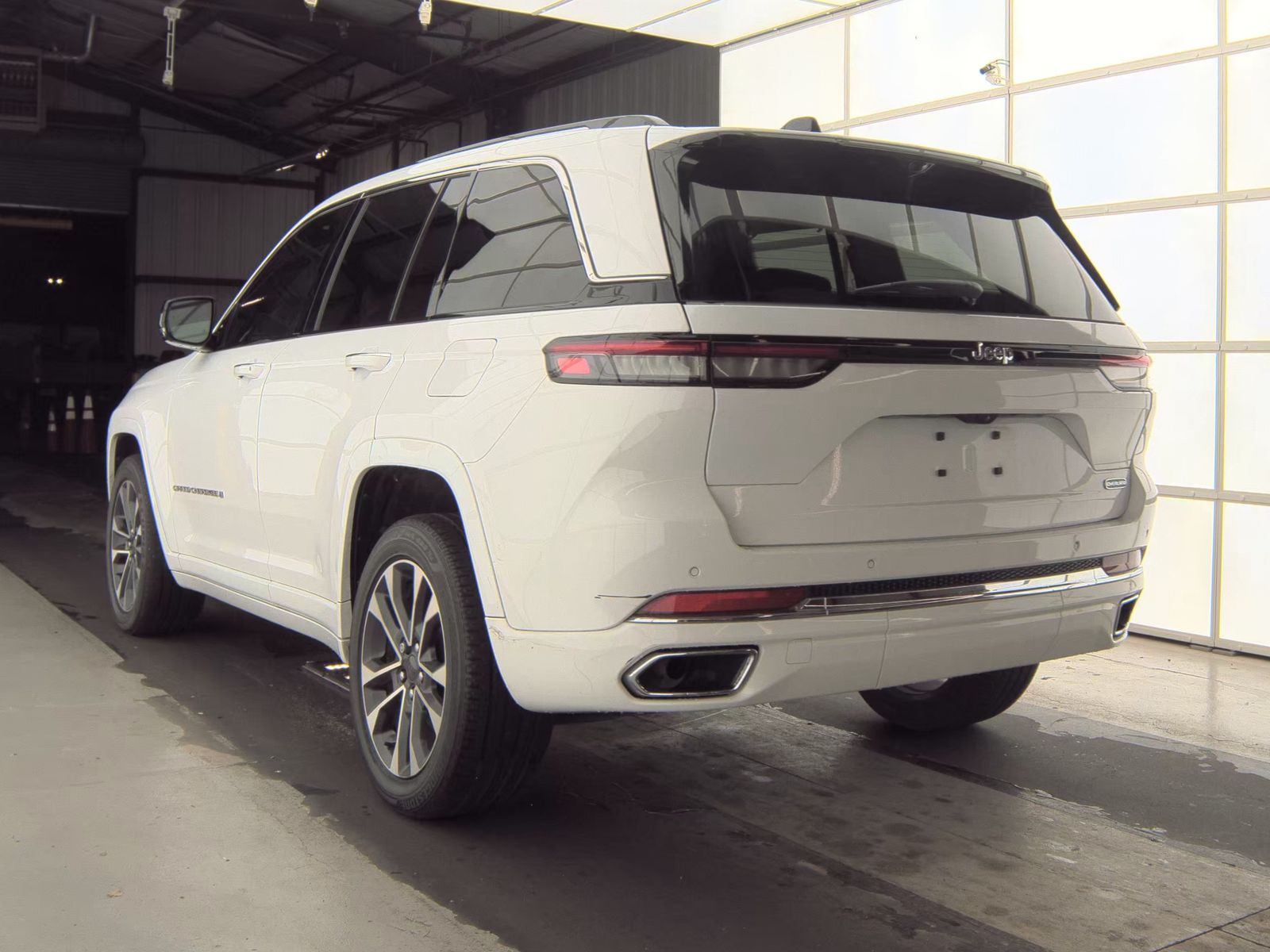 2023 Jeep Grand Cherokee Overland RWD