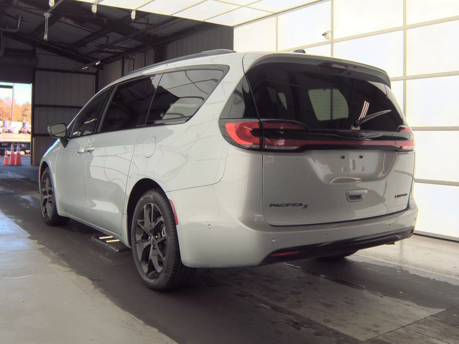 2023 Chrysler Pacifica Limited FWD