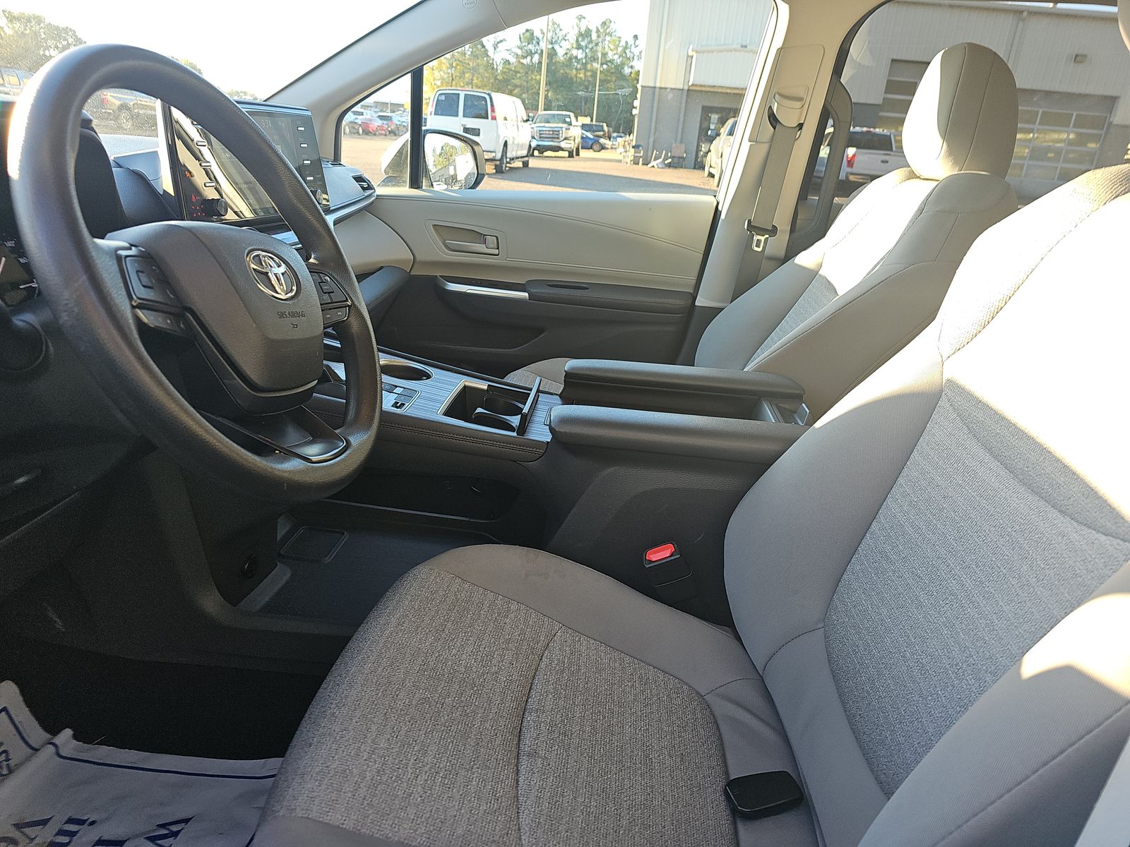 2023 Toyota Sienna LE FWD