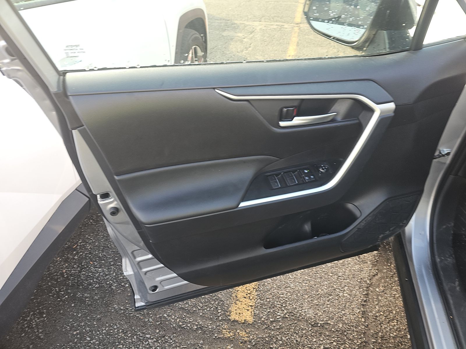 2025 Toyota RAV4 XLE FWD