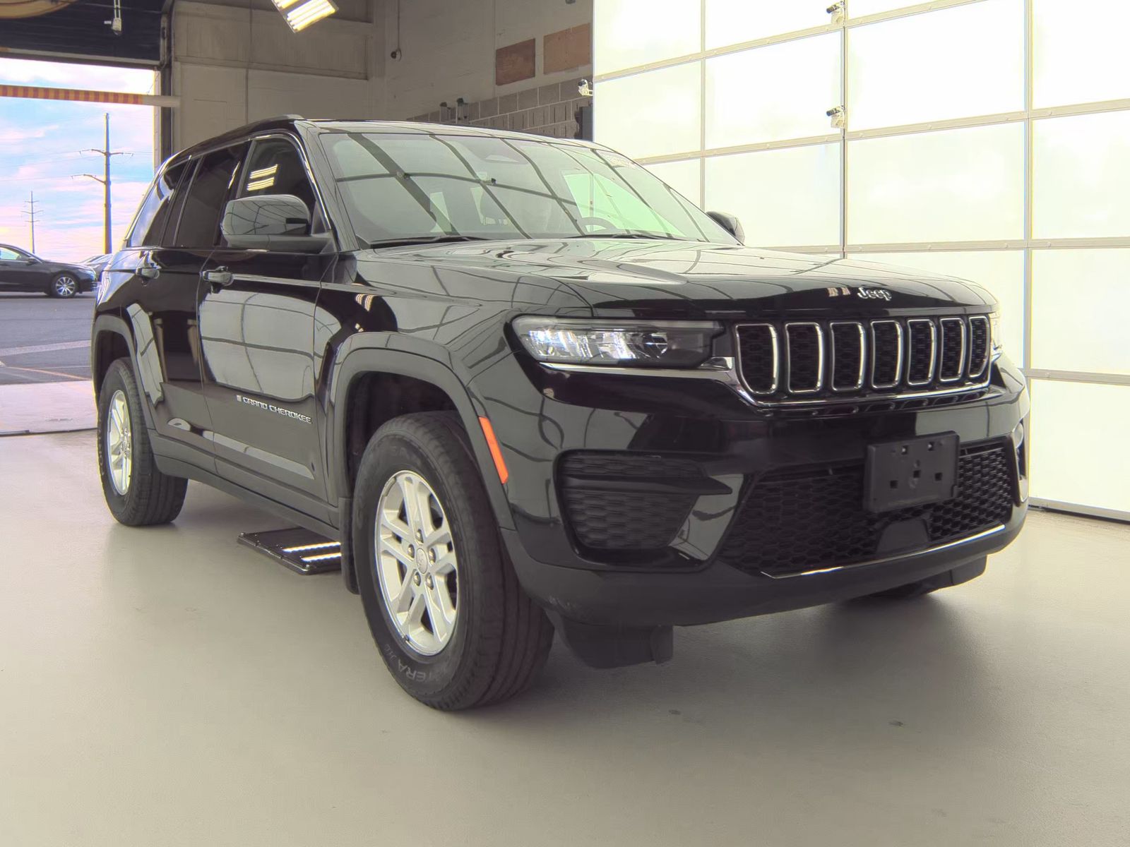 2023 Jeep Grand Cherokee Laredo AWD