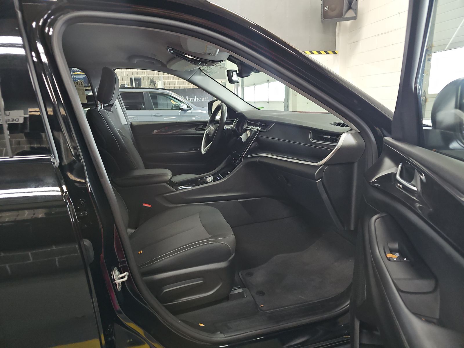 2023 Jeep Grand Cherokee Laredo AWD