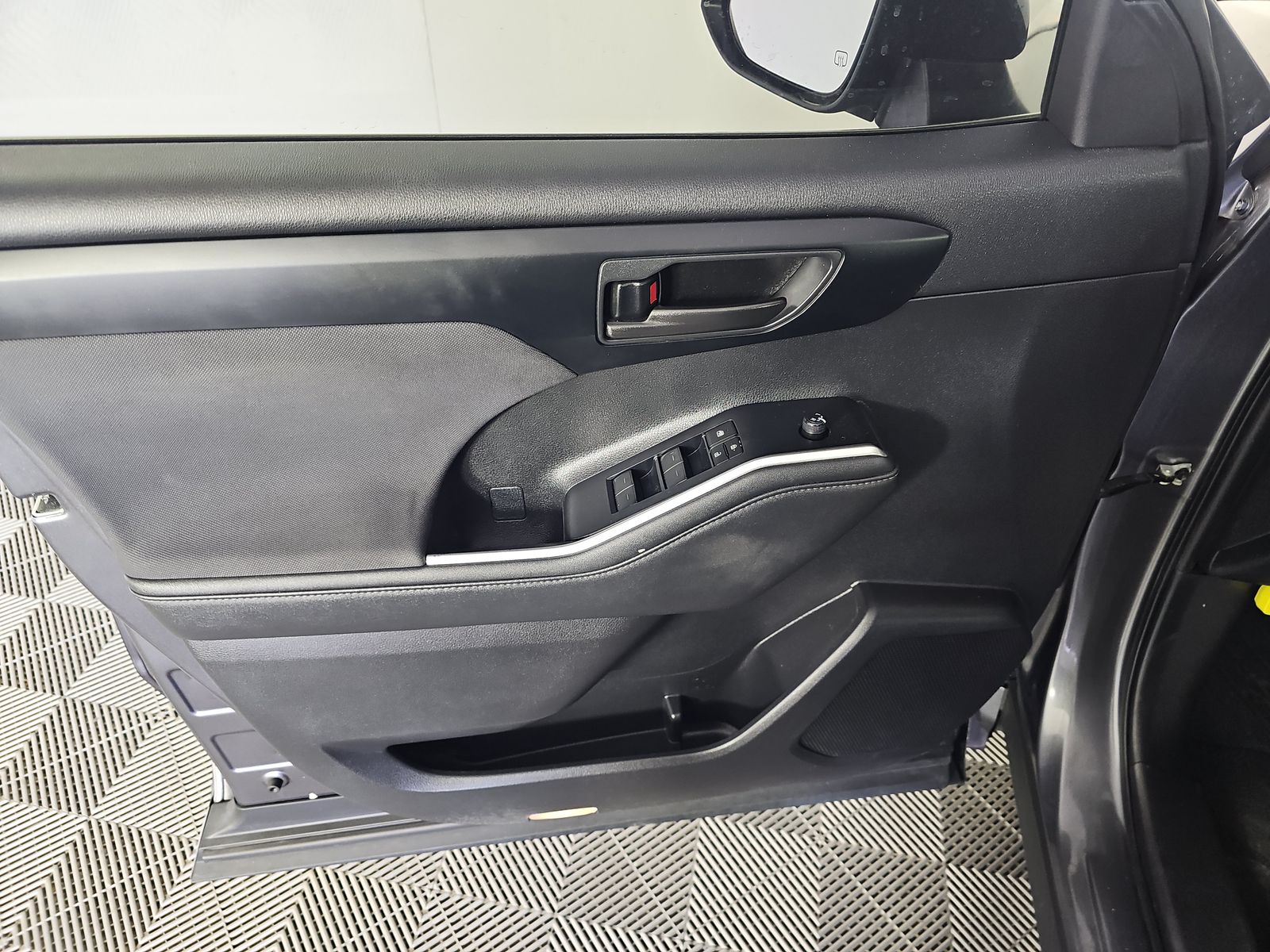 2023 Toyota Highlander LE FWD