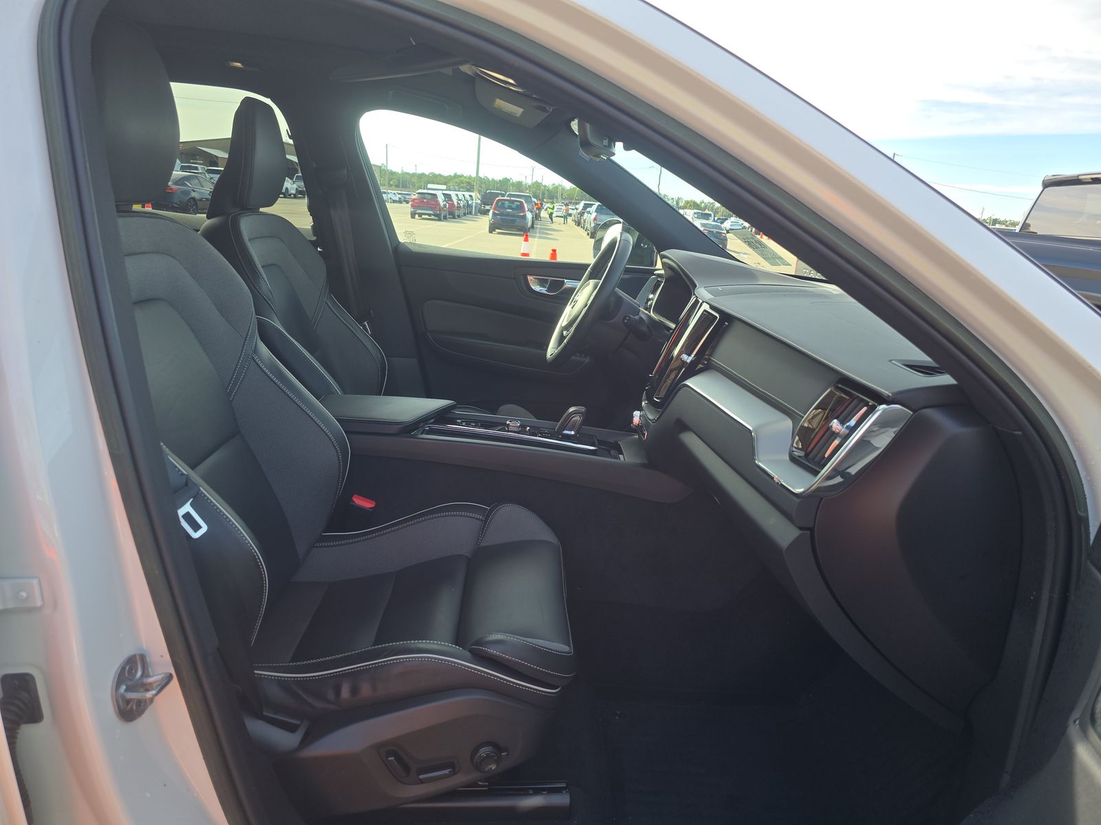 2022 Volvo XC60 B5 R-Design FWD