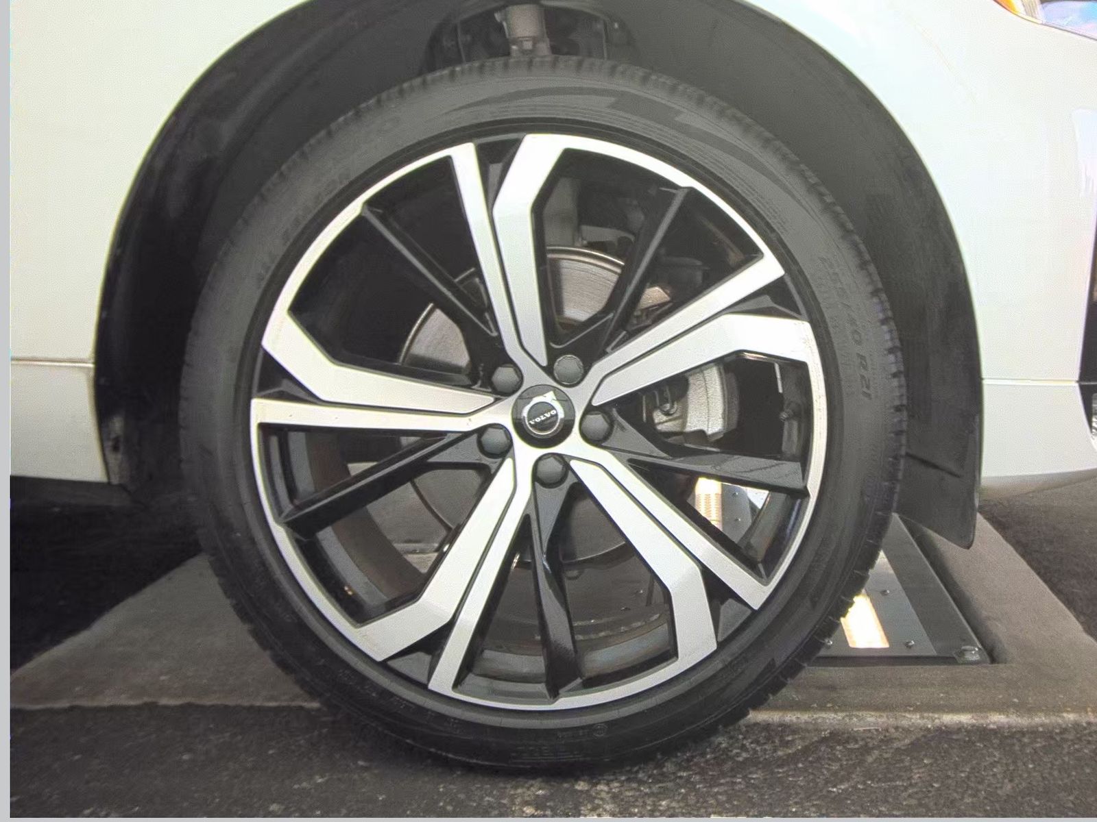 2022 Volvo XC60 B5 R-Design FWD