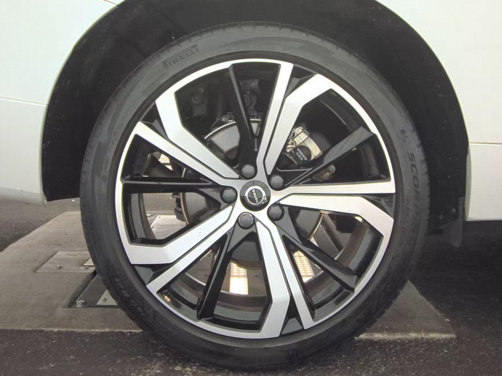 2022 Volvo XC60 B5 R-Design FWD