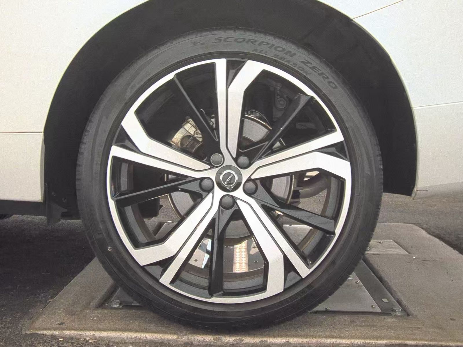 2022 Volvo XC60 B5 R-Design FWD