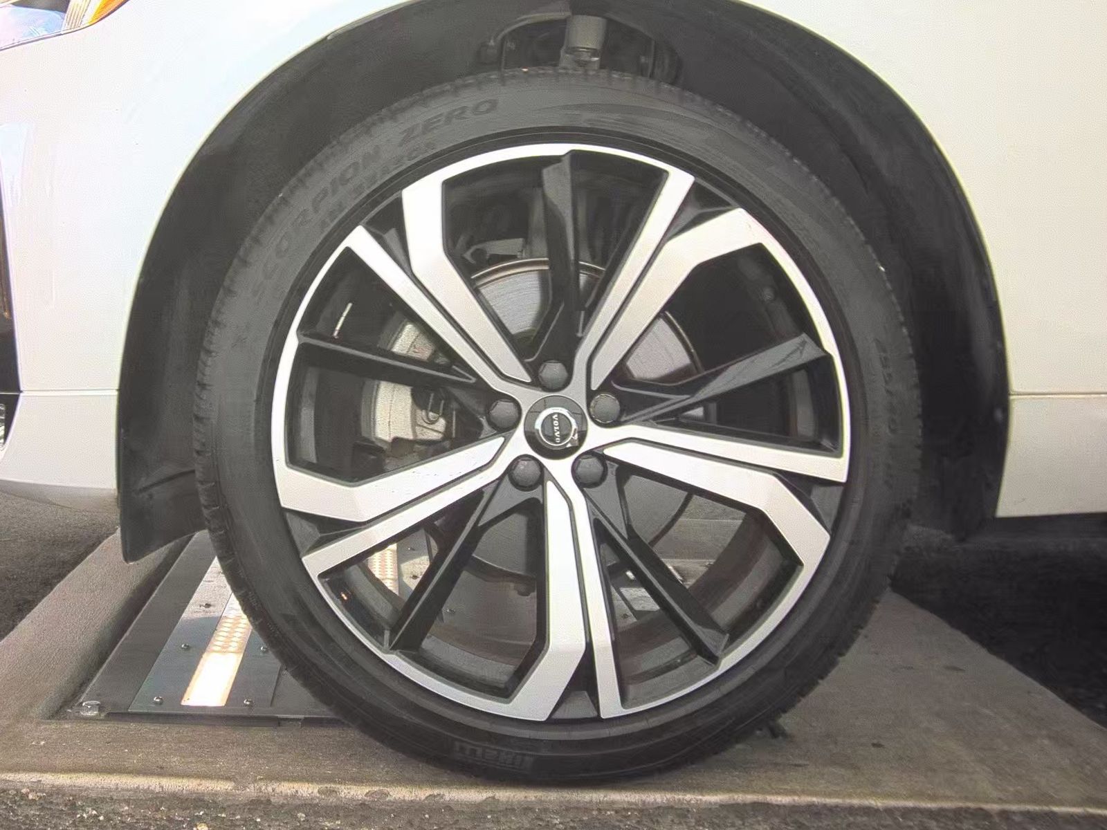 2022 Volvo XC60 B5 R-Design FWD