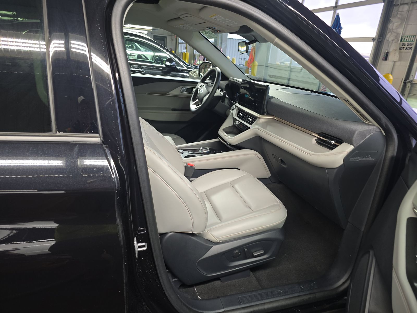 2025 Ford Explorer Active AWD