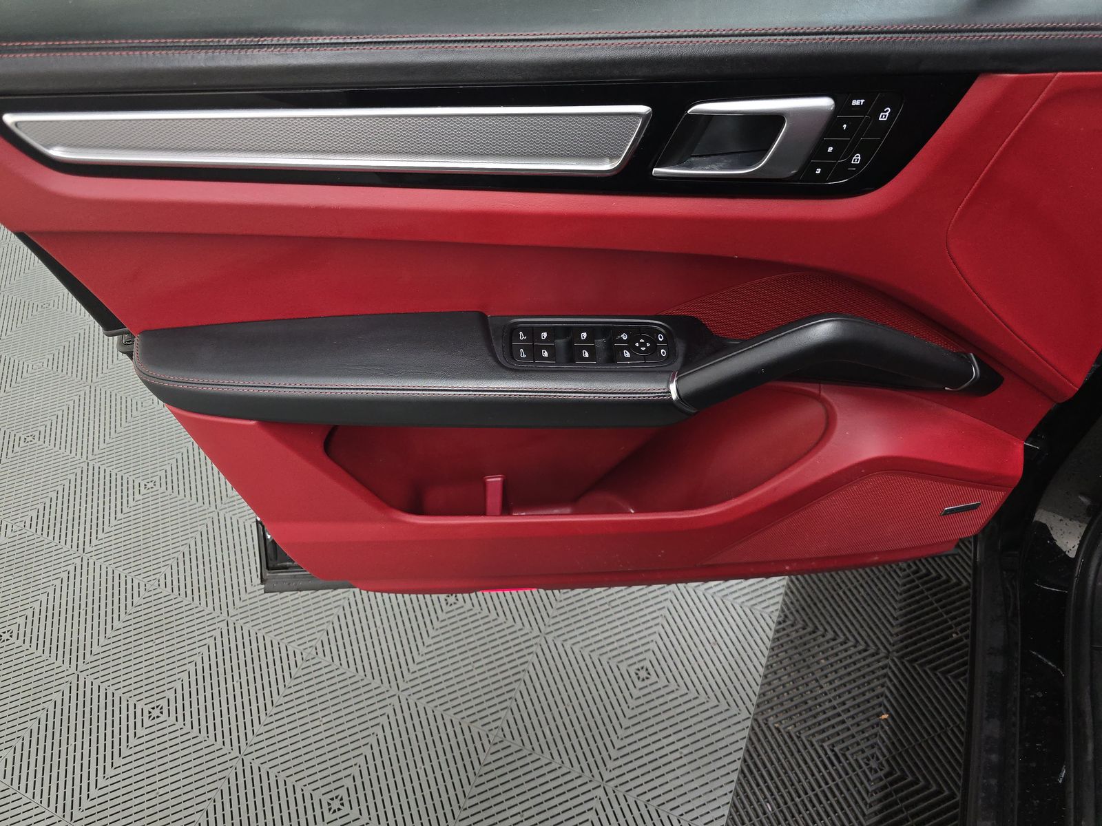 2023 Porsche Cayenne Platinum Edition AWD