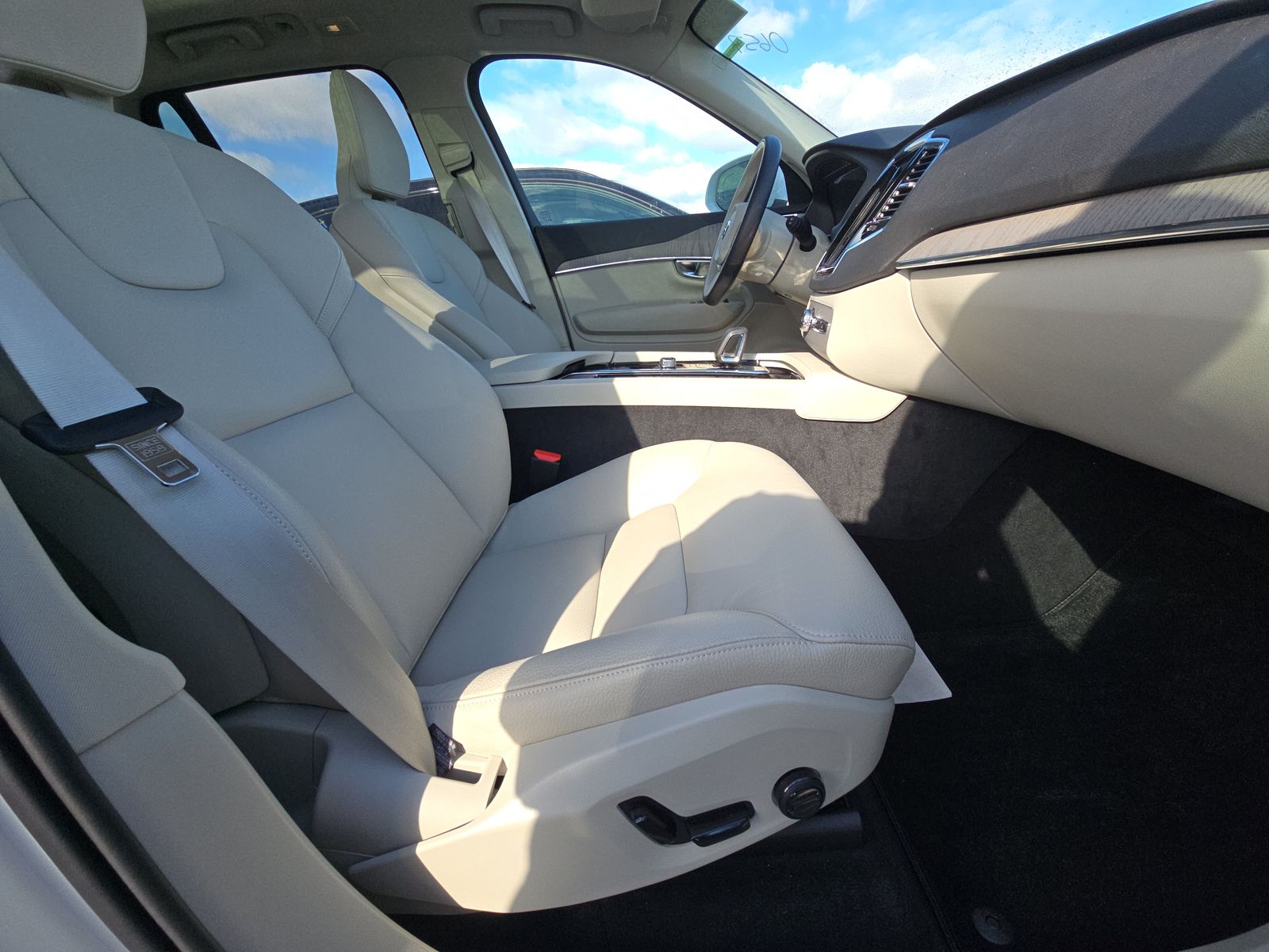 2025 Volvo XC90 B5 Plus AWD