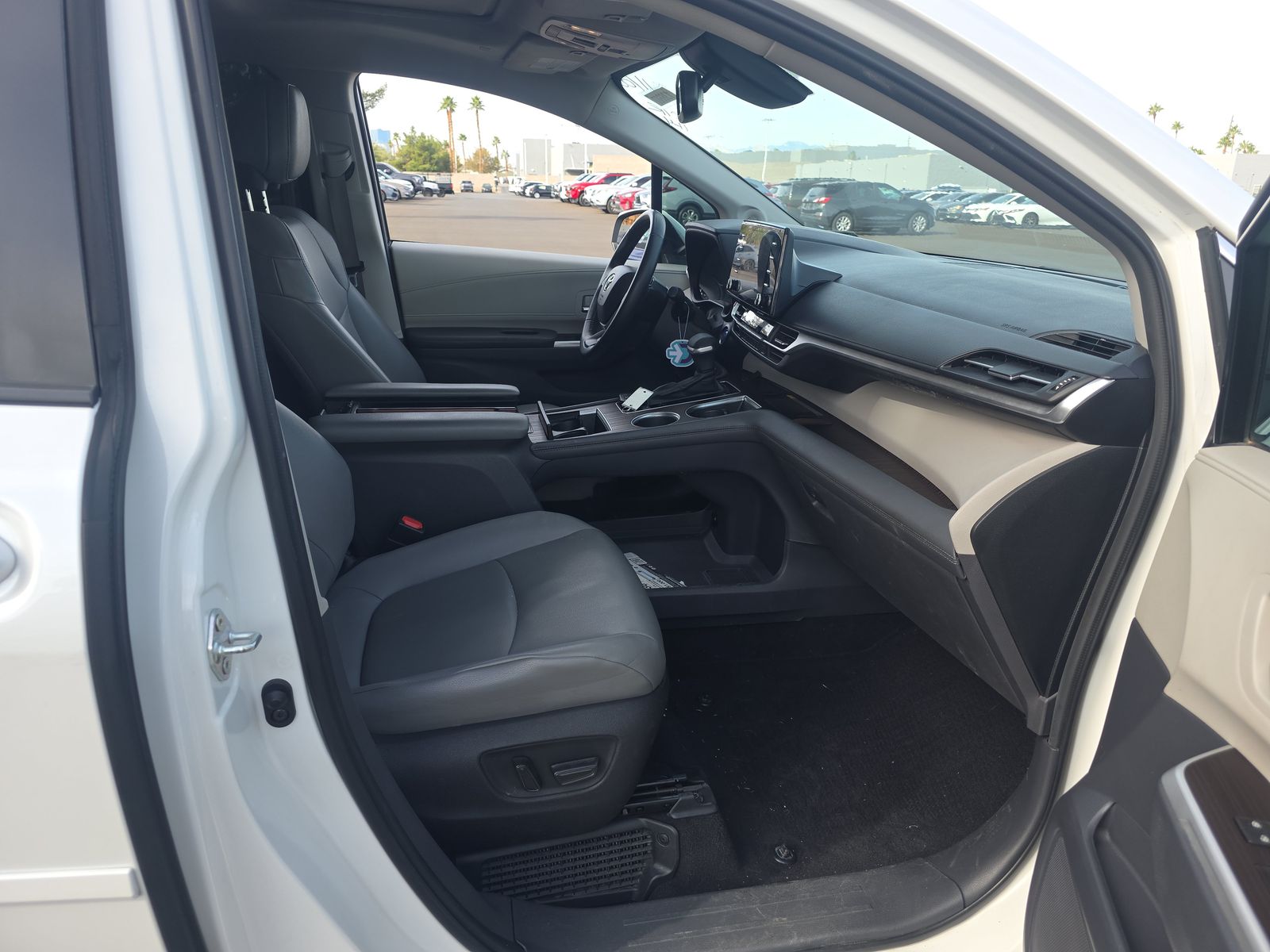 2022 Toyota Sienna XLE FWD