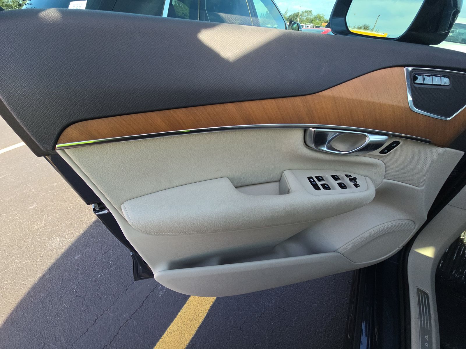 2022 Volvo XC90 T6 Momentum AWD