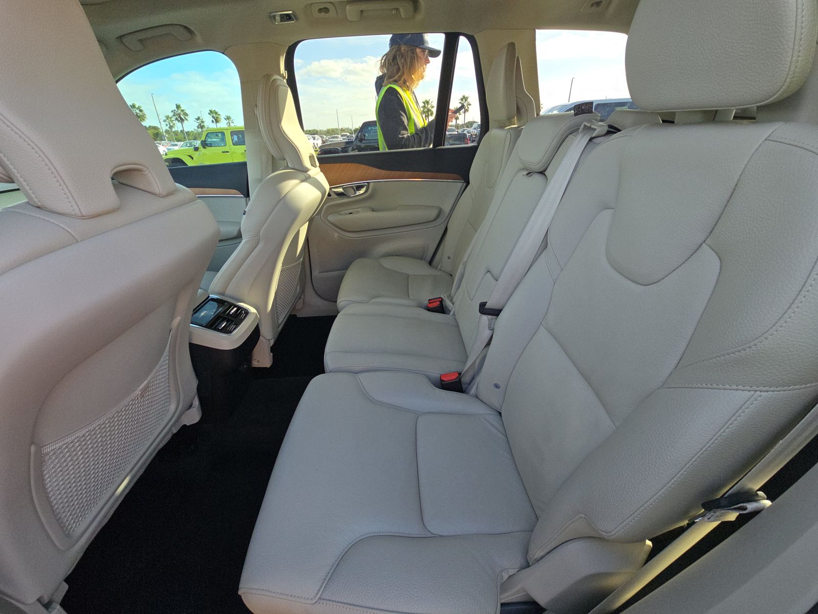 2022 Volvo XC90 T6 Momentum AWD