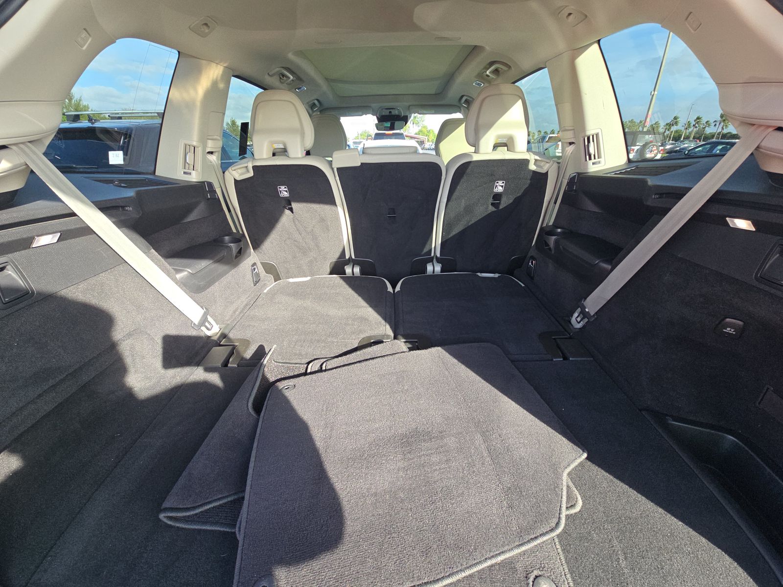 2022 Volvo XC90 T6 Momentum AWD