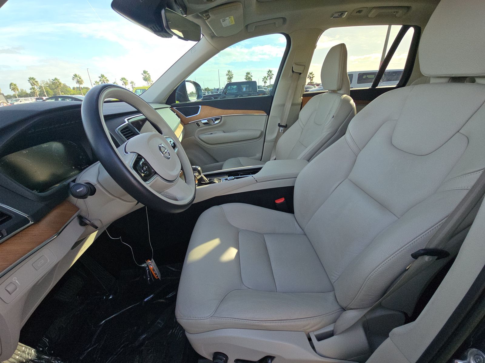 2022 Volvo XC90 T6 Momentum AWD