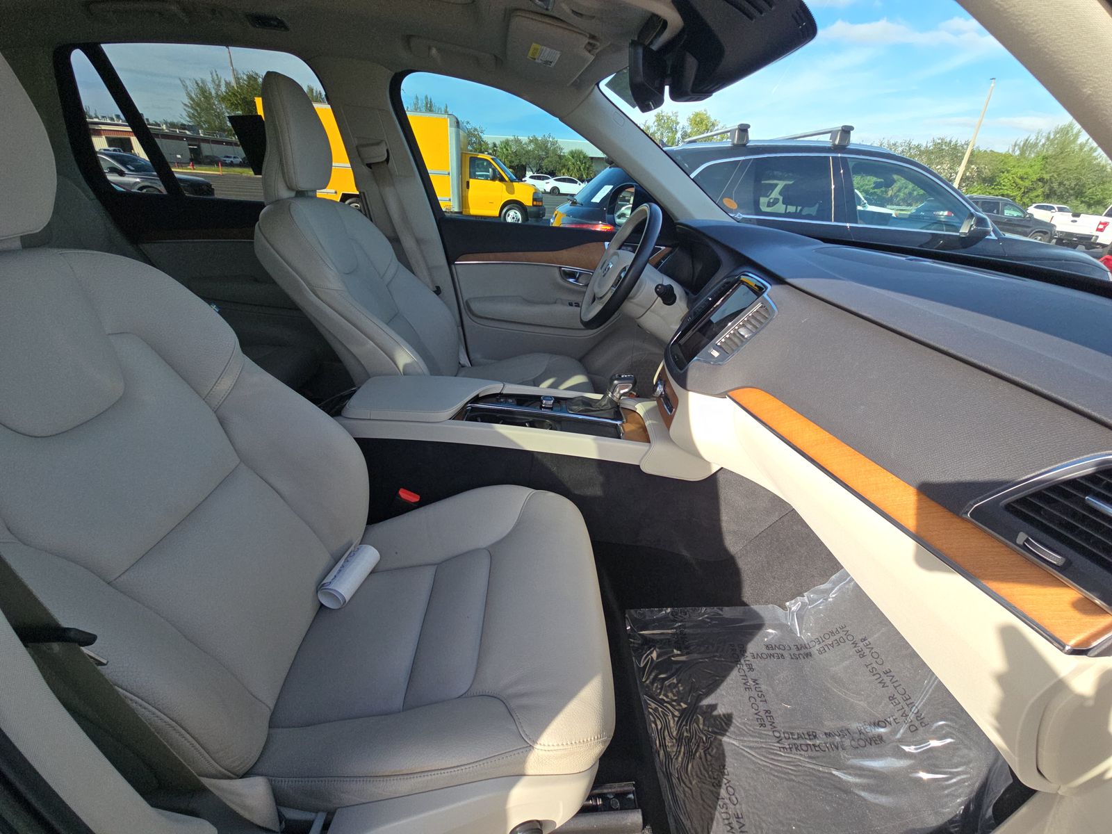 2022 Volvo XC90 T6 Momentum AWD