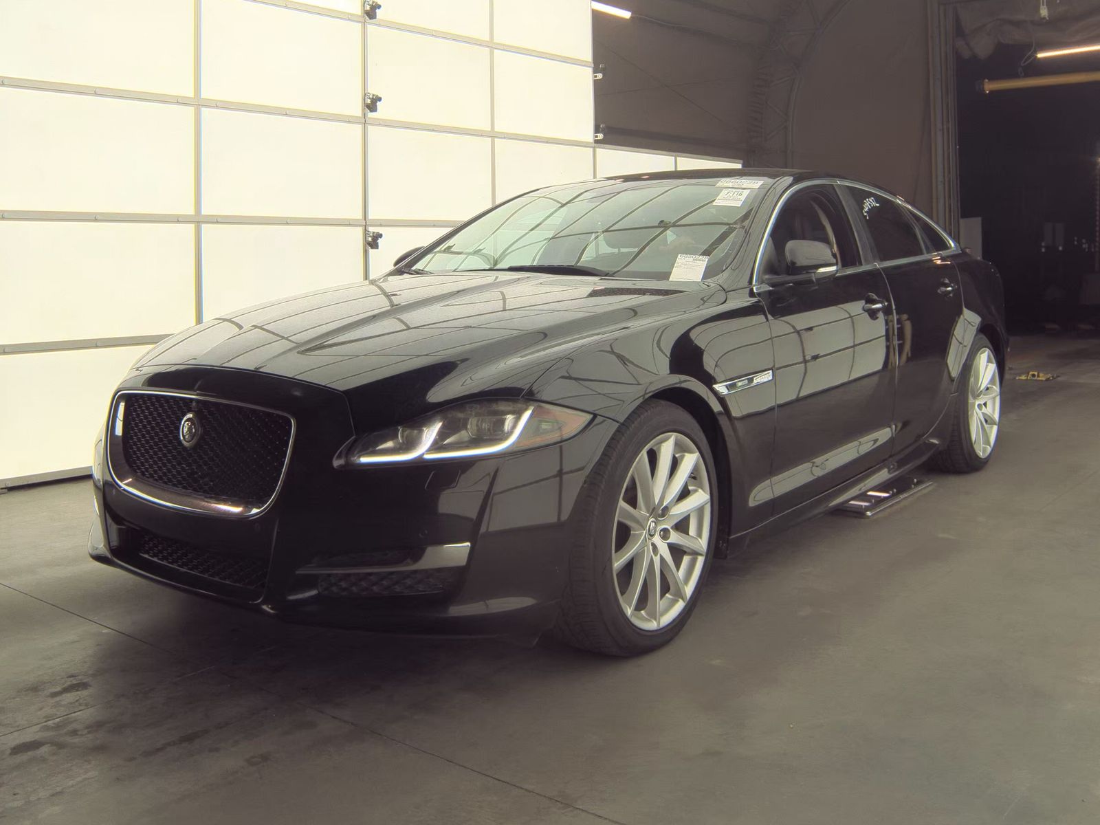 2016 Jaguar XJ R-Sport RWD
