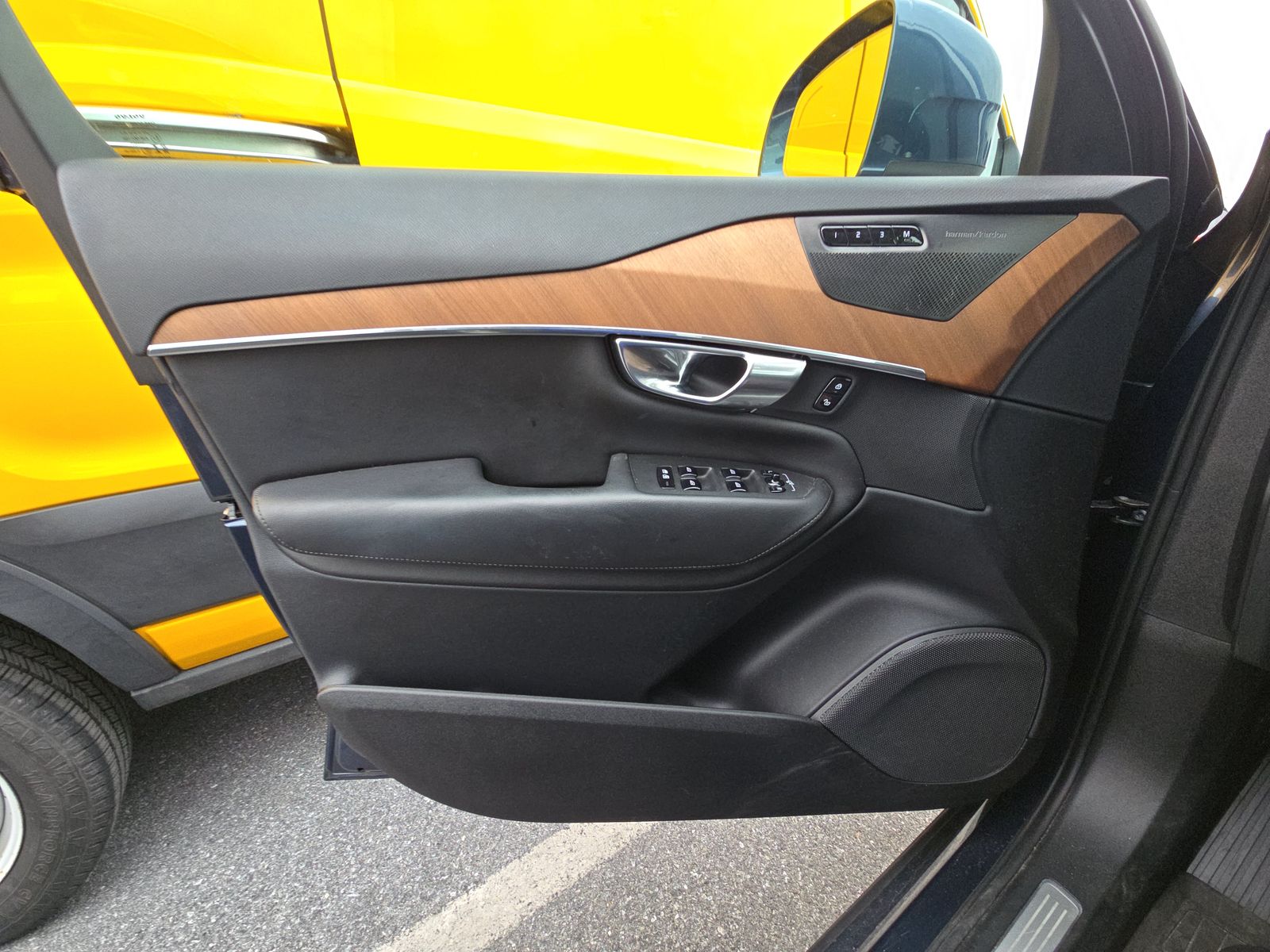 2023 Volvo XC90 B6 Plus AWD