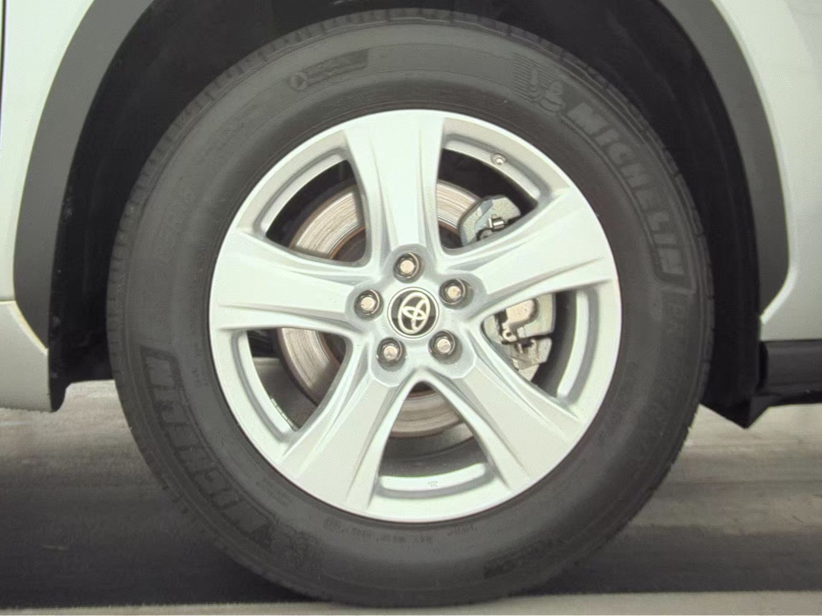 2024 Toyota Highlander LE FWD