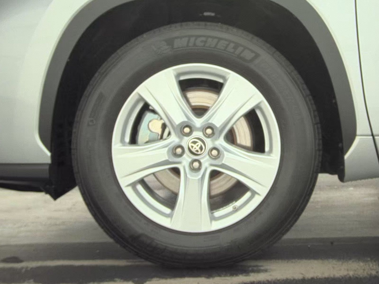 2024 Toyota Highlander LE FWD