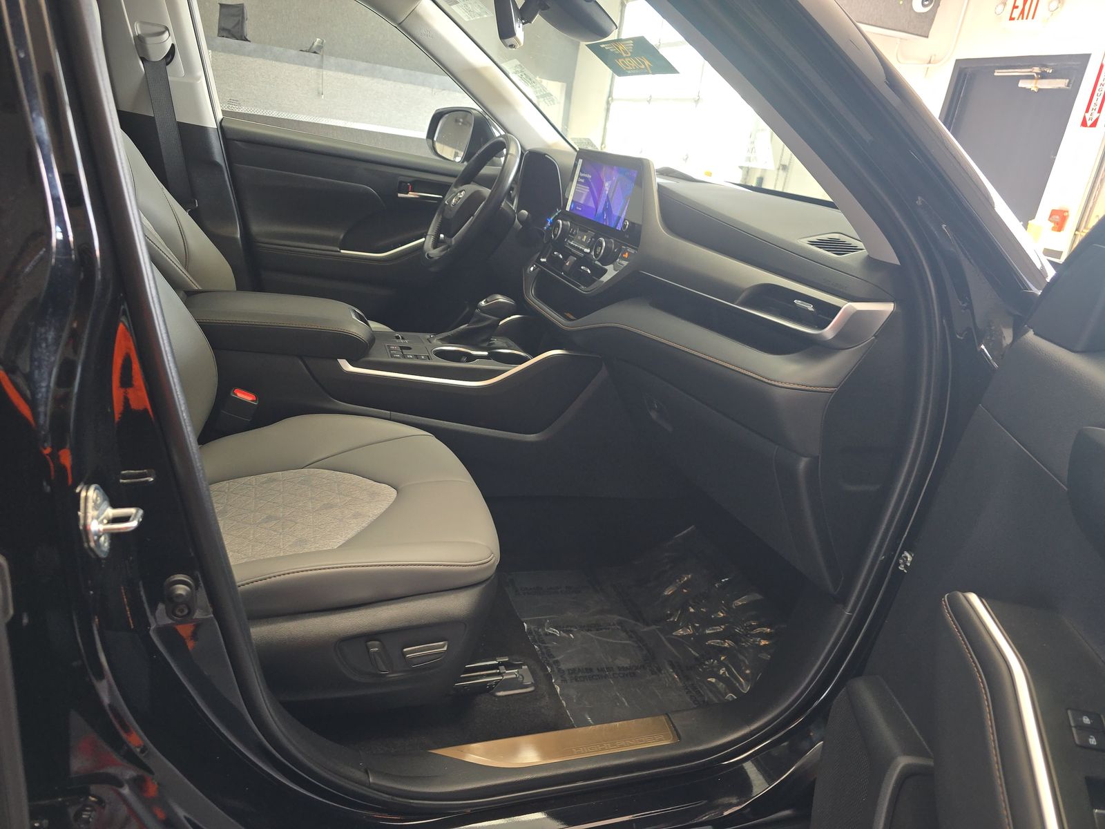 2023 Toyota Highlander Hybrid Bronze Edition AWD