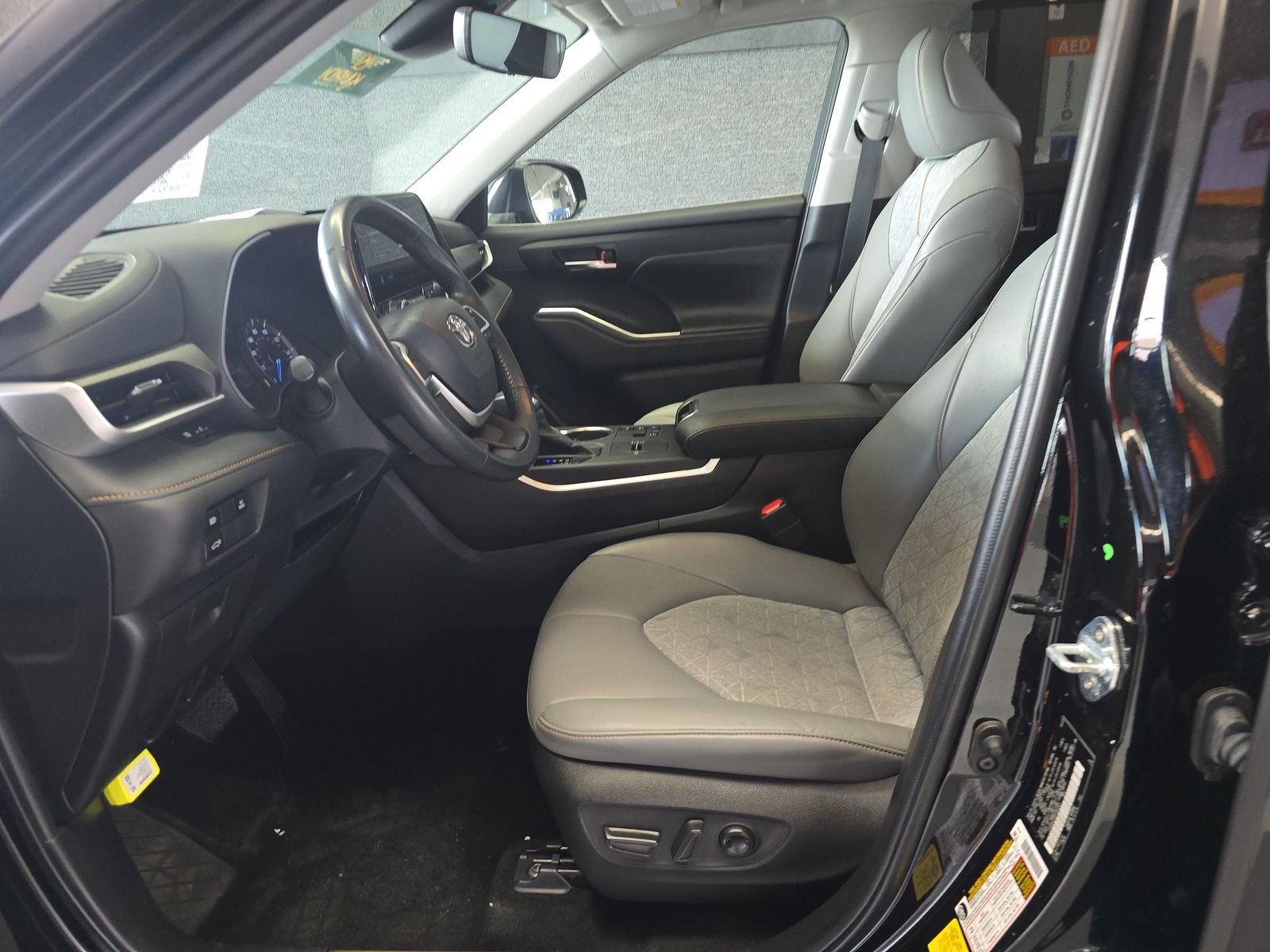 2023 Toyota Highlander Hybrid Bronze Edition AWD