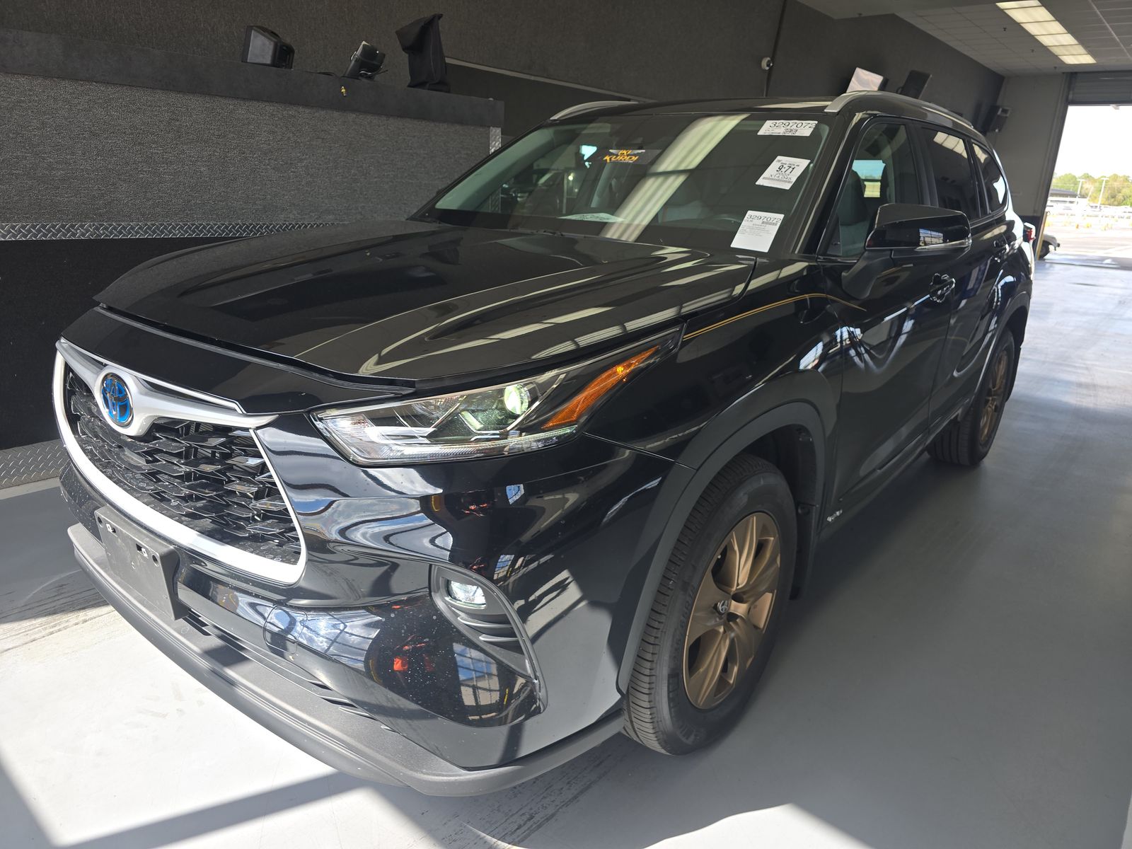 2023 Toyota Highlander Hybrid Bronze Edition AWD