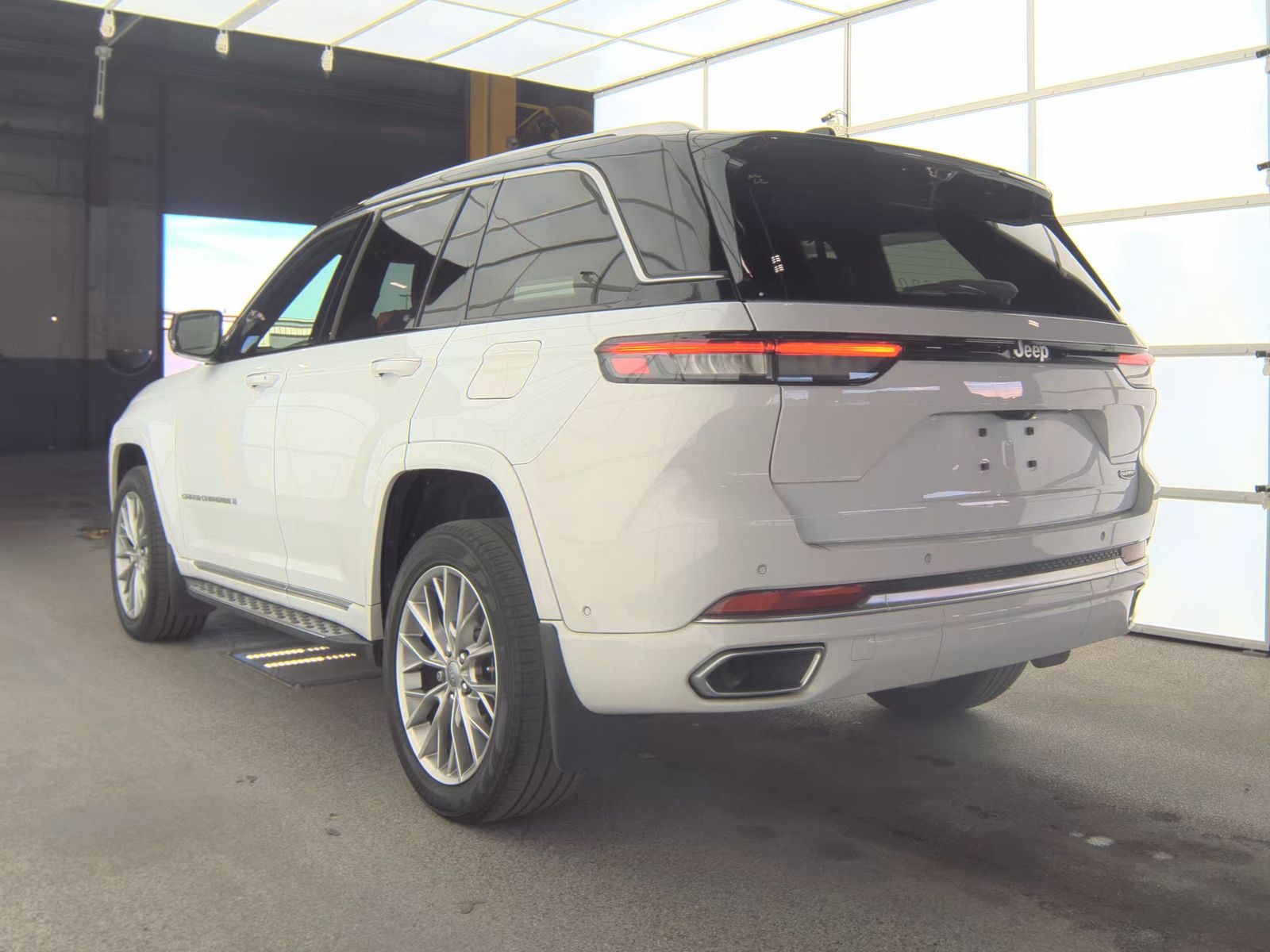 2023 Jeep Grand Cherokee Summit RWD