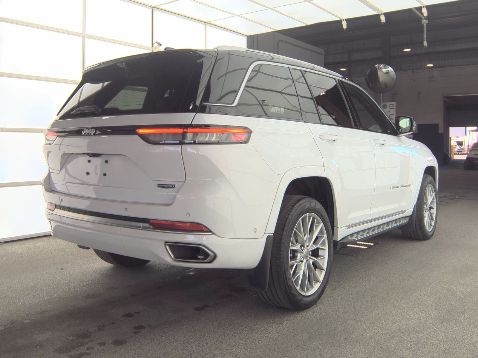 2023 Jeep Grand Cherokee Summit RWD