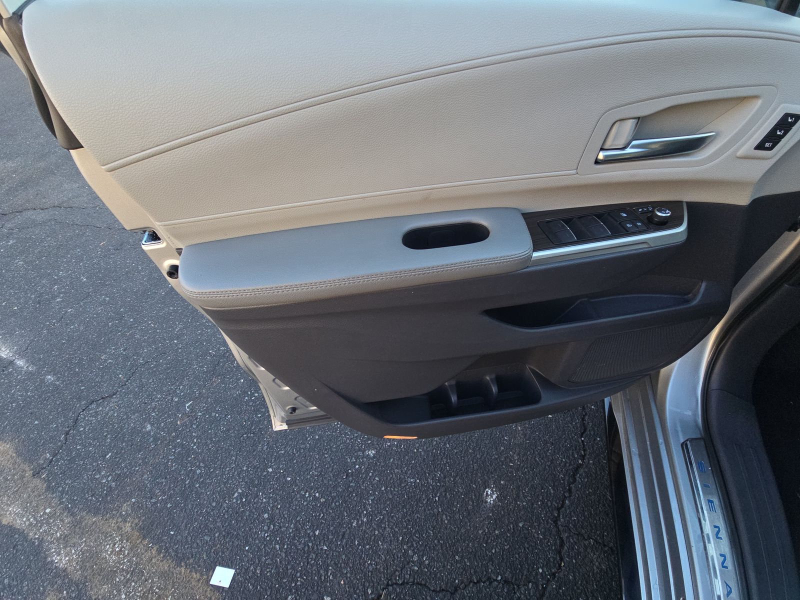 2022 Toyota Sienna Limited FWD