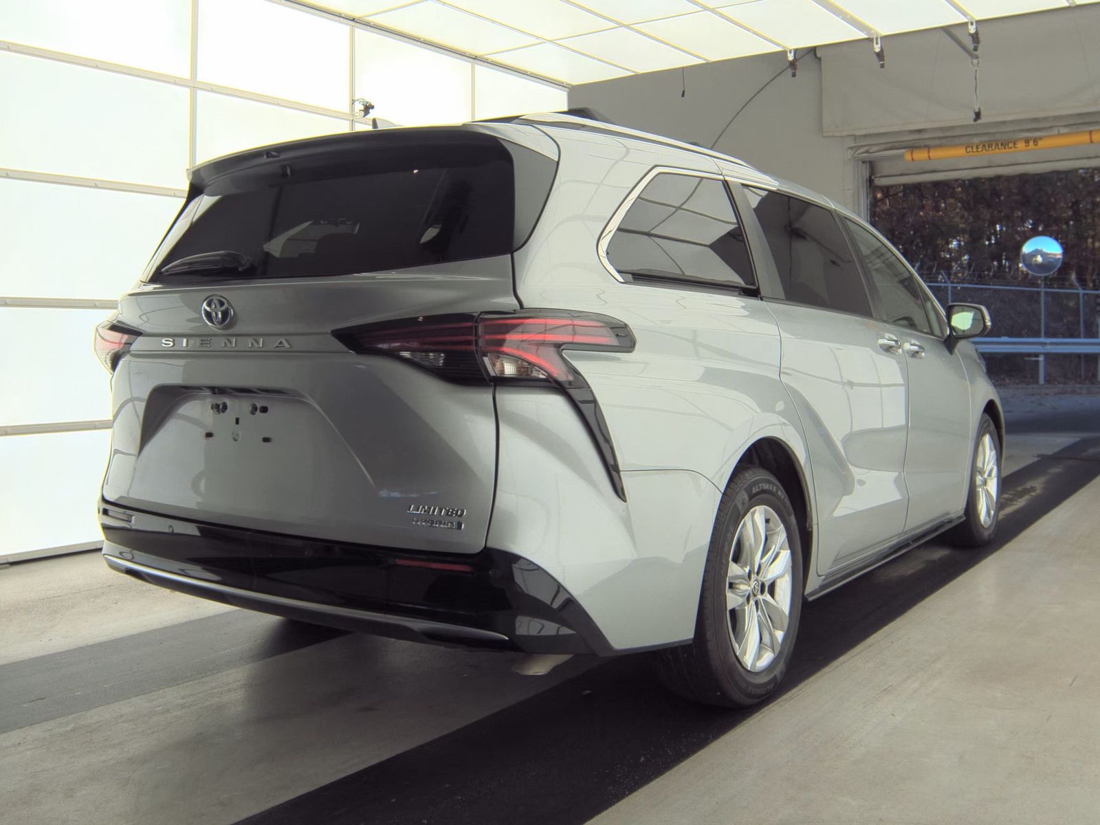 2022 Toyota Sienna Limited FWD