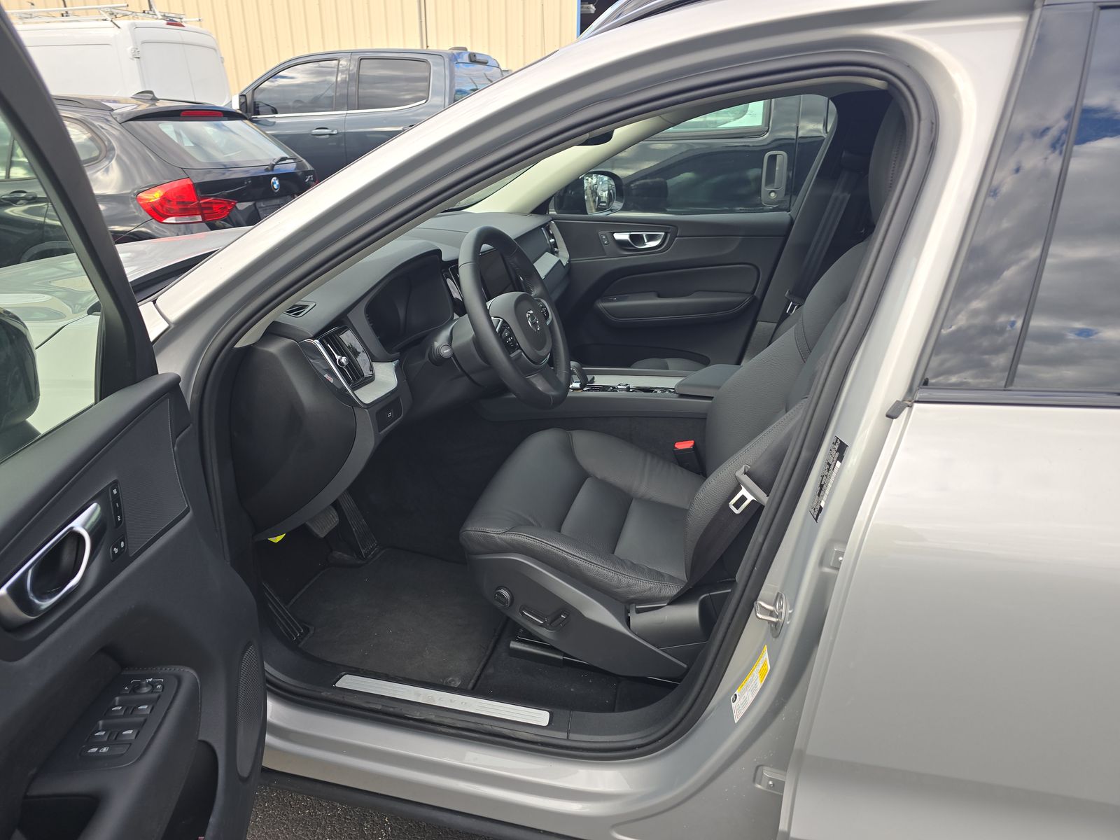 2025 Volvo XC60 B5 Plus AWD