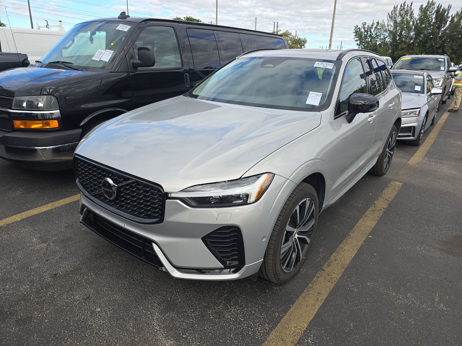 2025 Volvo XC60 B5 Plus AWD