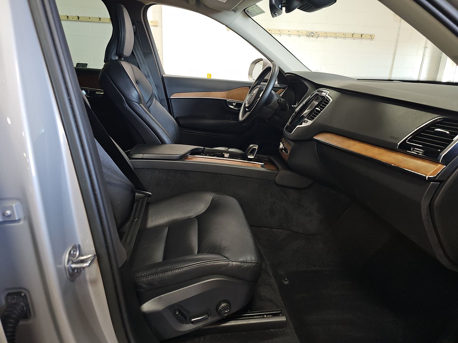 2023 Volvo XC90 B6 Plus AWD