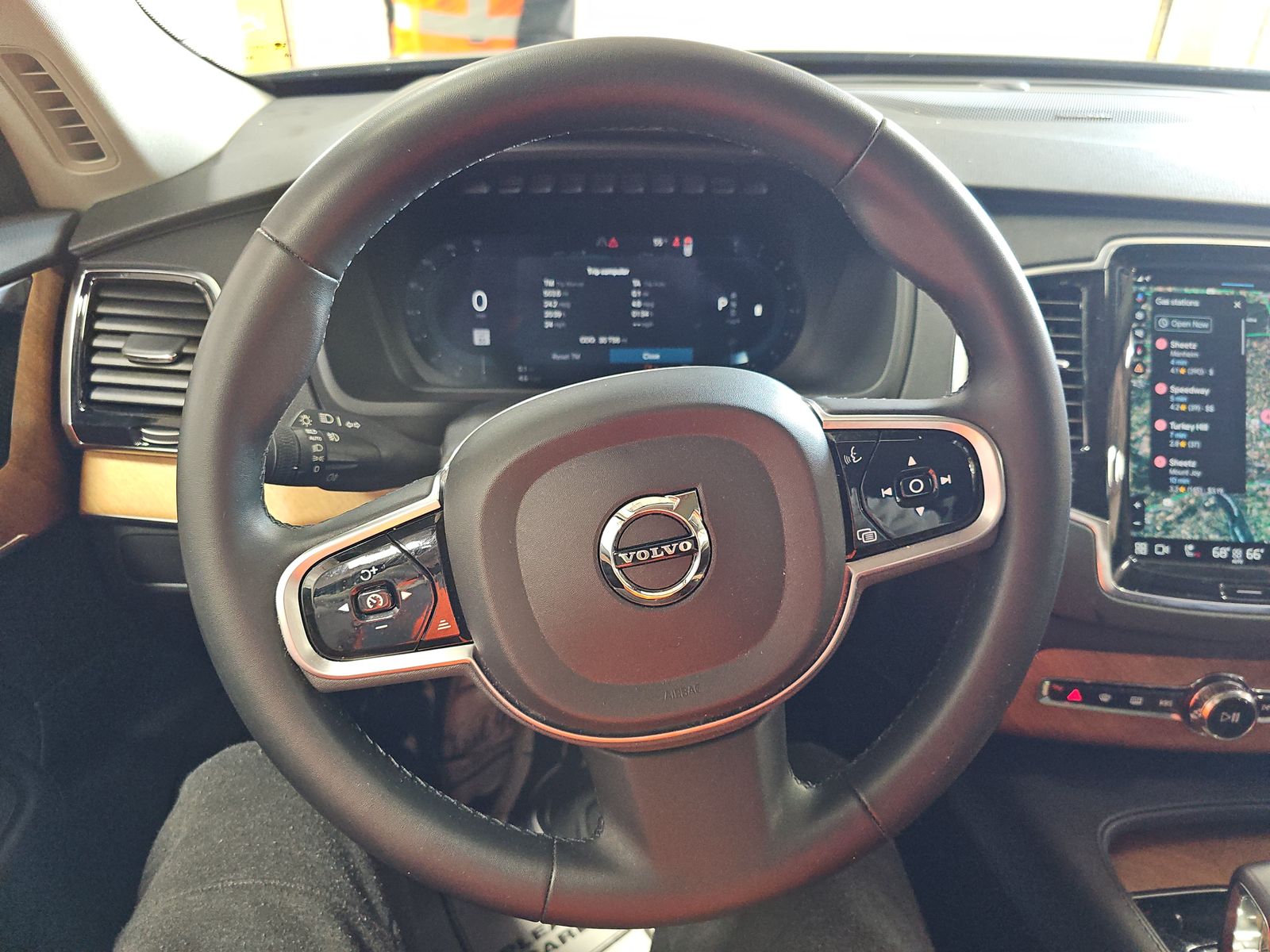 2023 Volvo XC90 B6 Plus AWD