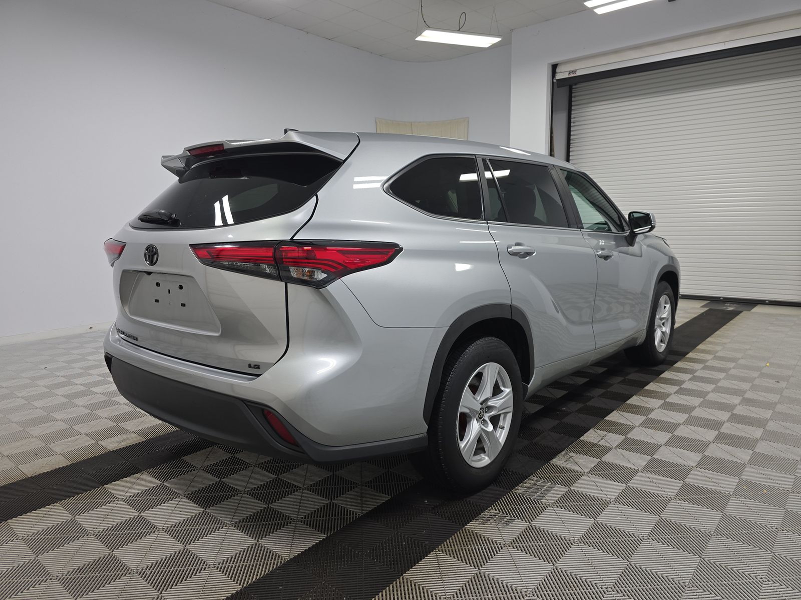 2023 Toyota Highlander LE FWD