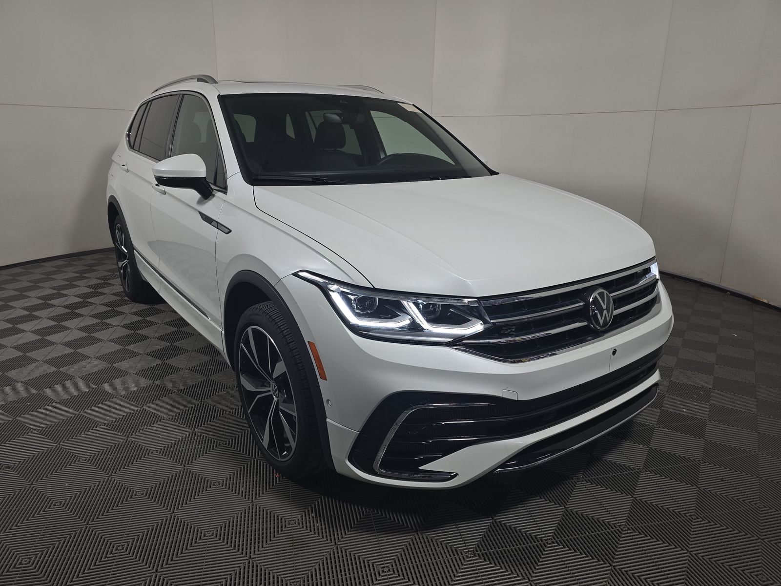 2024 Volkswagen Tiguan 2.0T SEL R-Line AWD