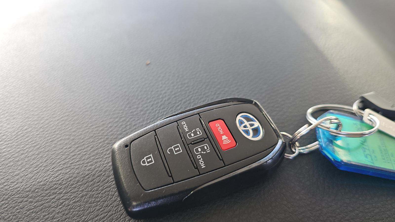 2025 Toyota Sienna LE FWD