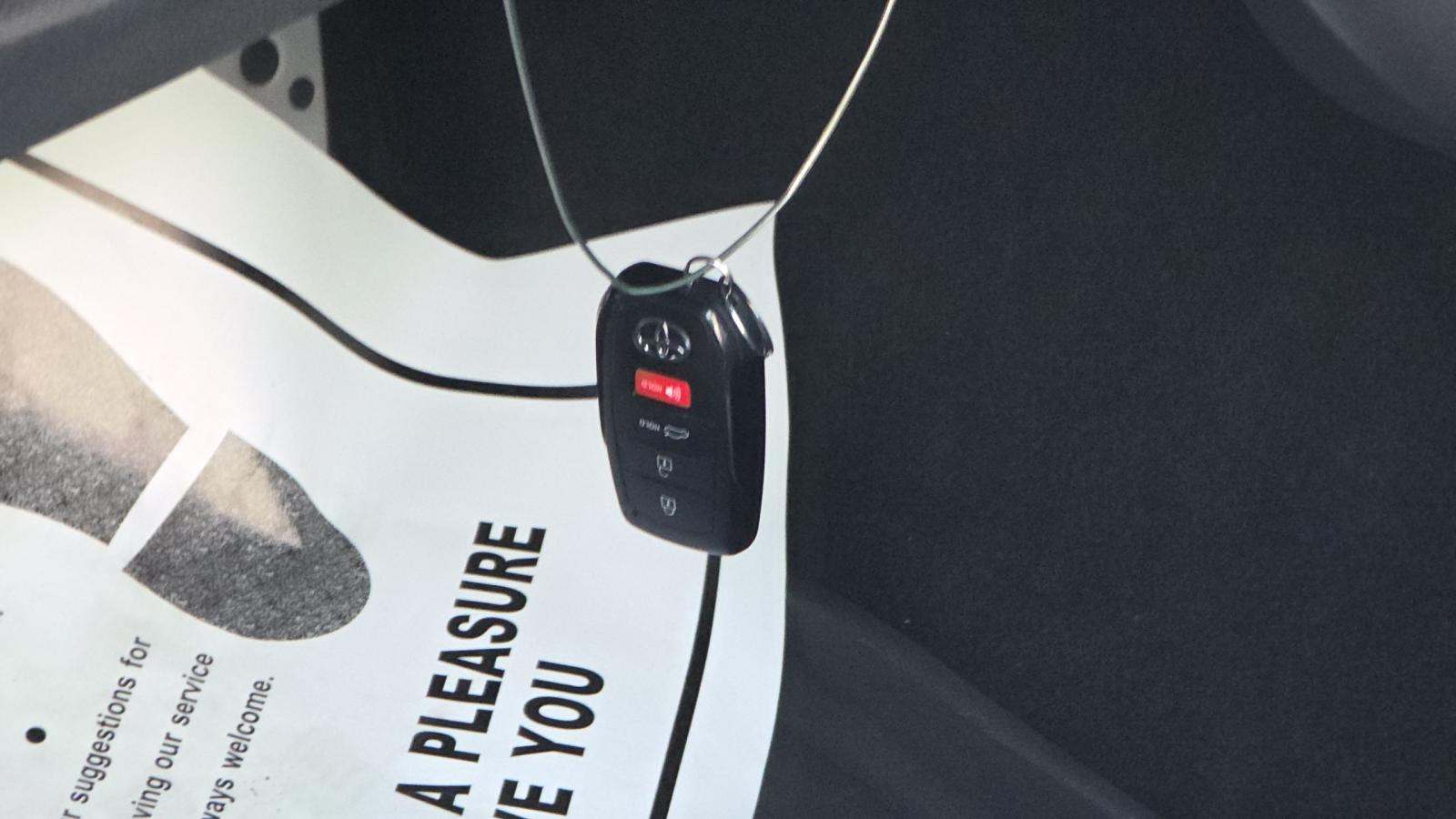 2025 Toyota Camry SE FWD