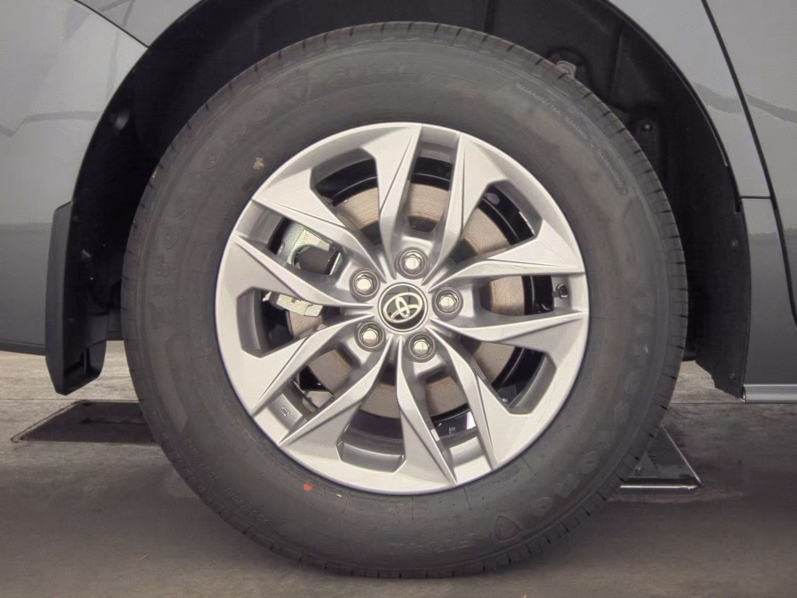 2025 Toyota Sienna XLE FWD