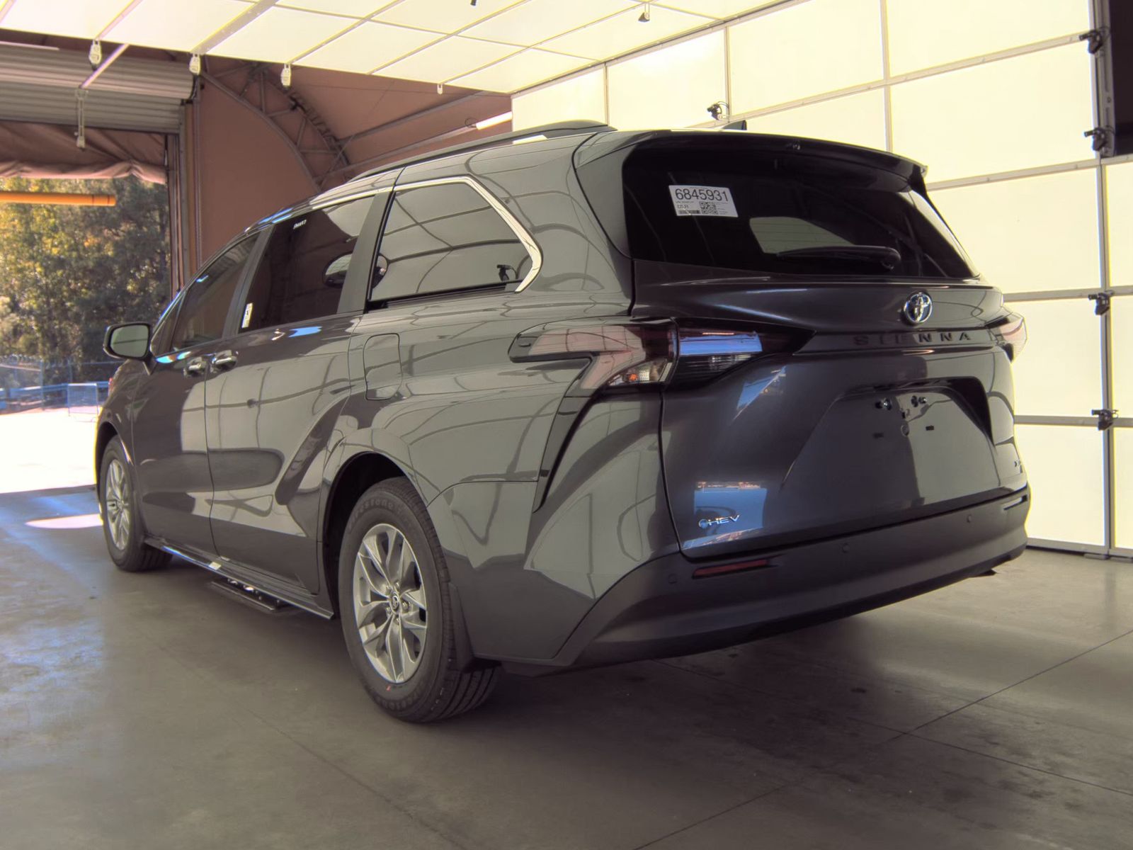 2025 Toyota Sienna XLE FWD