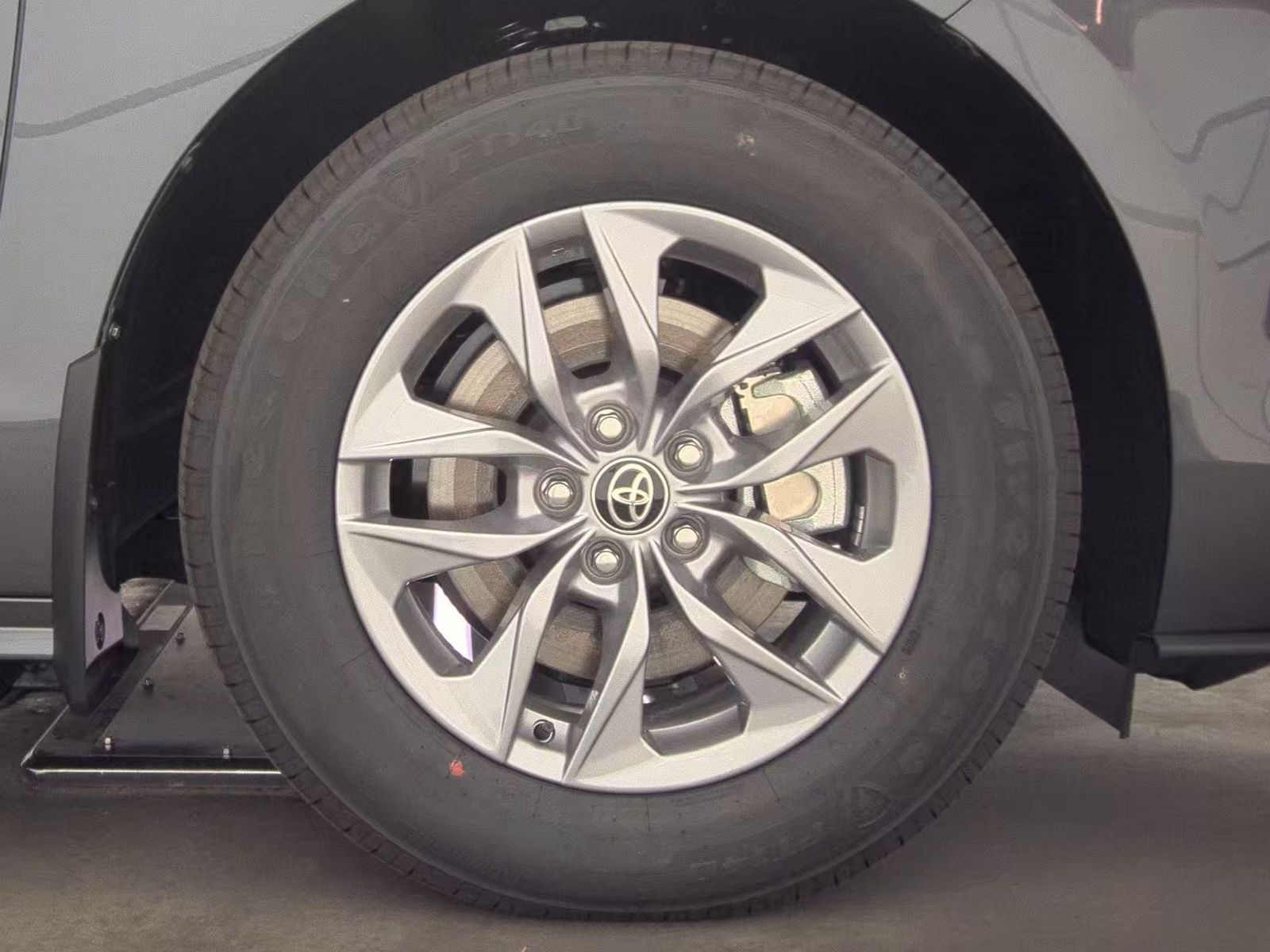 2025 Toyota Sienna XLE FWD