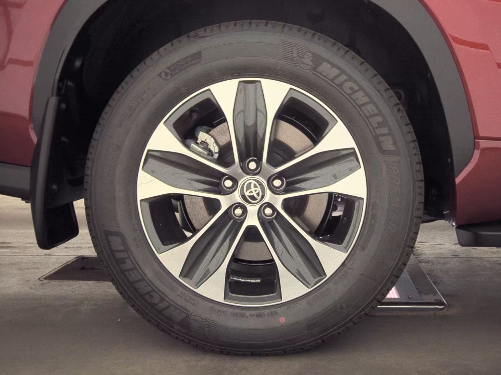 2025 Toyota Highlander XLE FWD