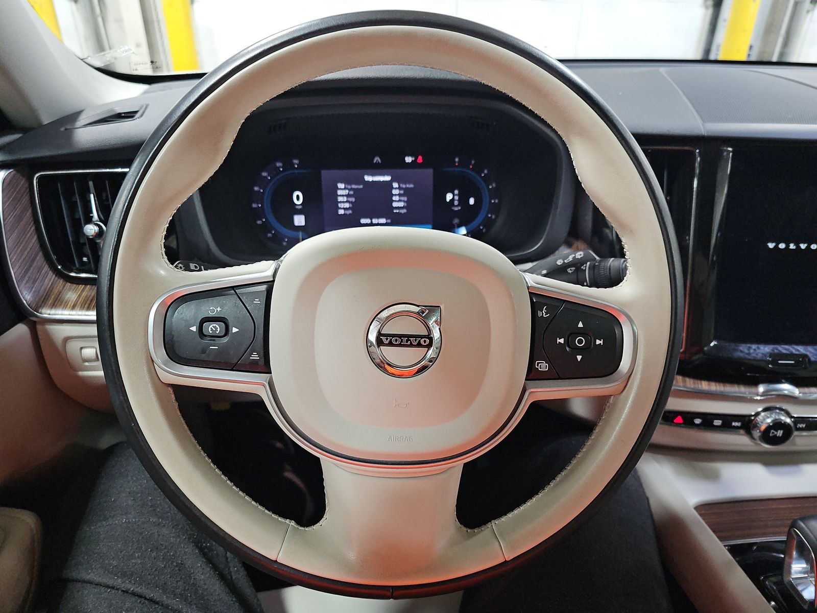 2022 Volvo XC60 B5 Momentum AWD