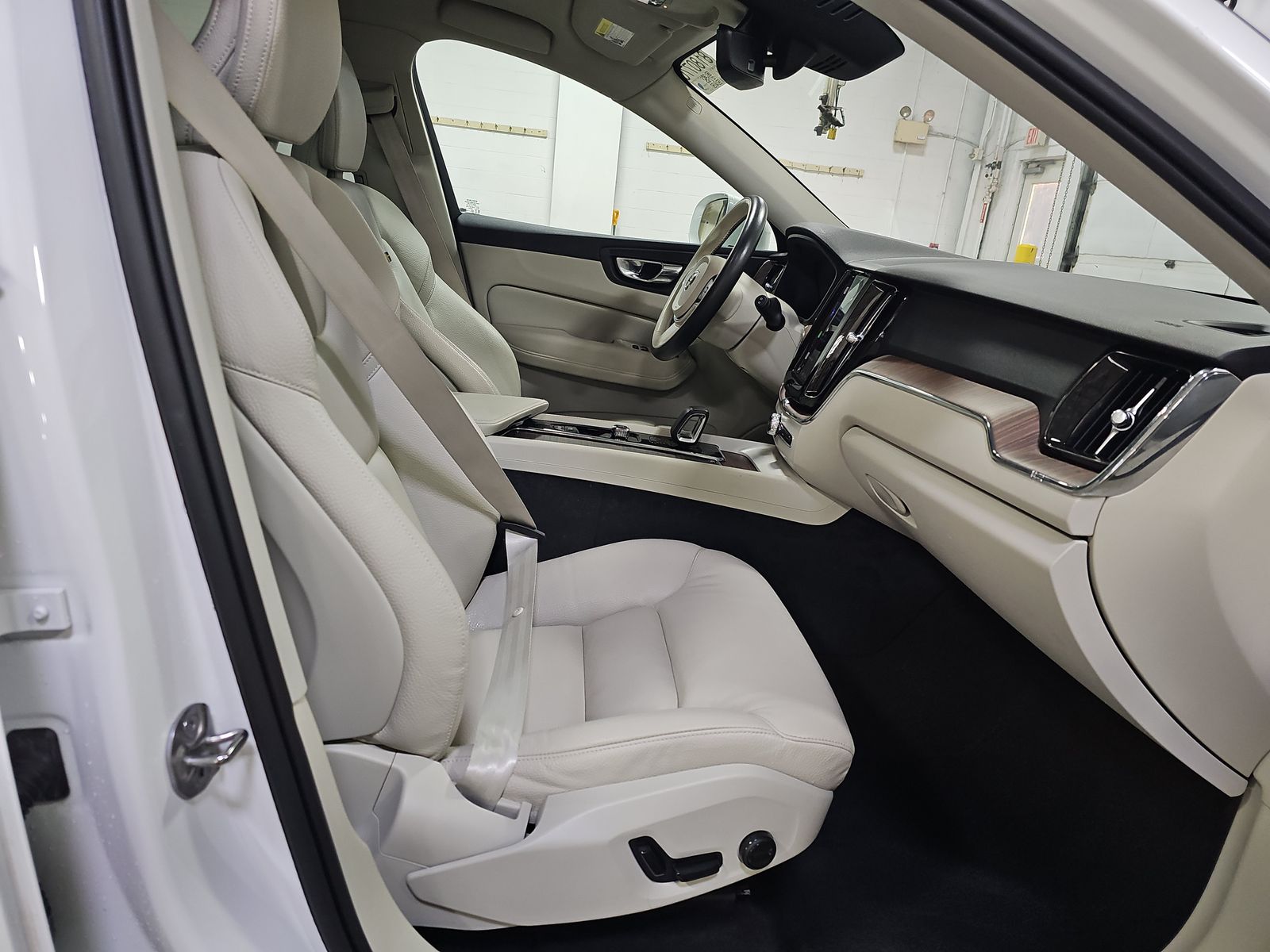 2022 Volvo XC60 B5 Momentum AWD