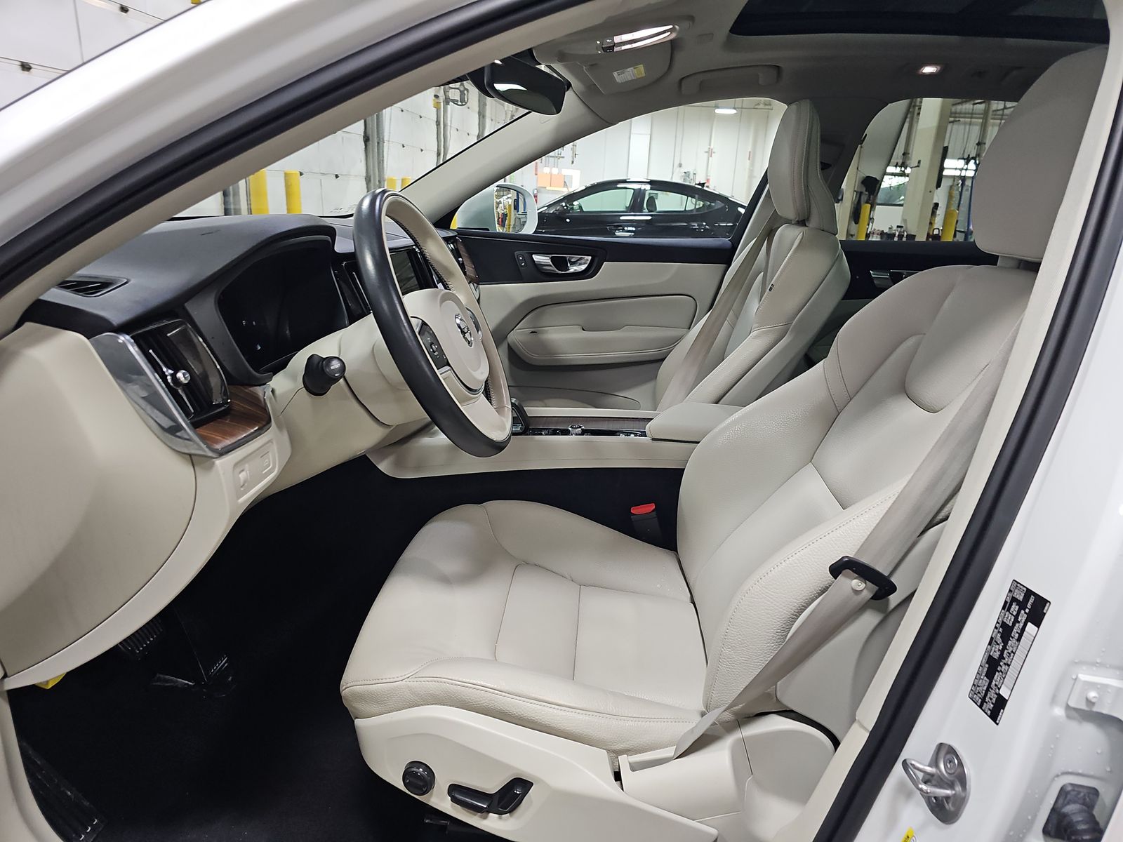 2022 Volvo XC60 B5 Momentum AWD