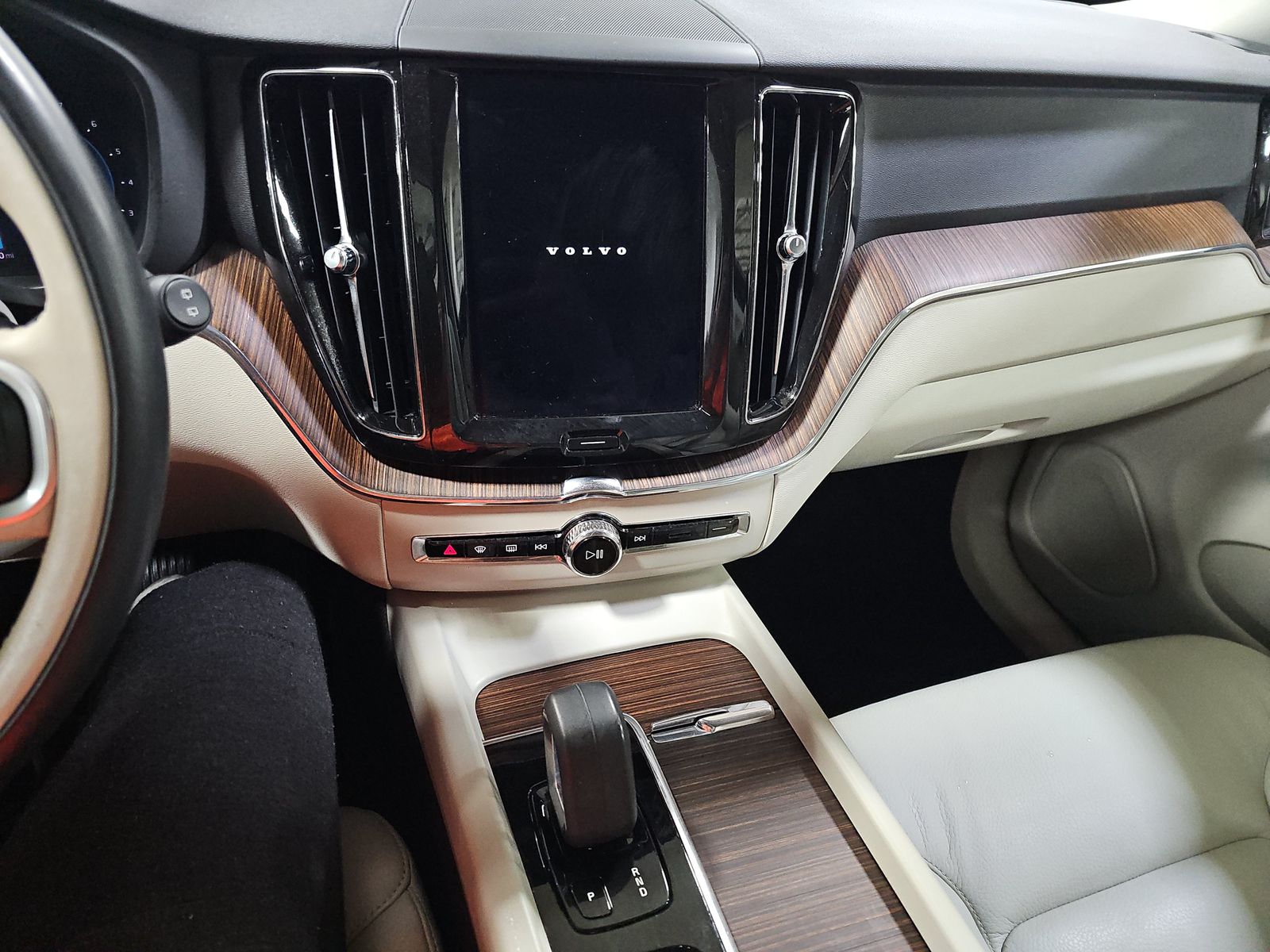 2022 Volvo XC60 B5 Momentum AWD