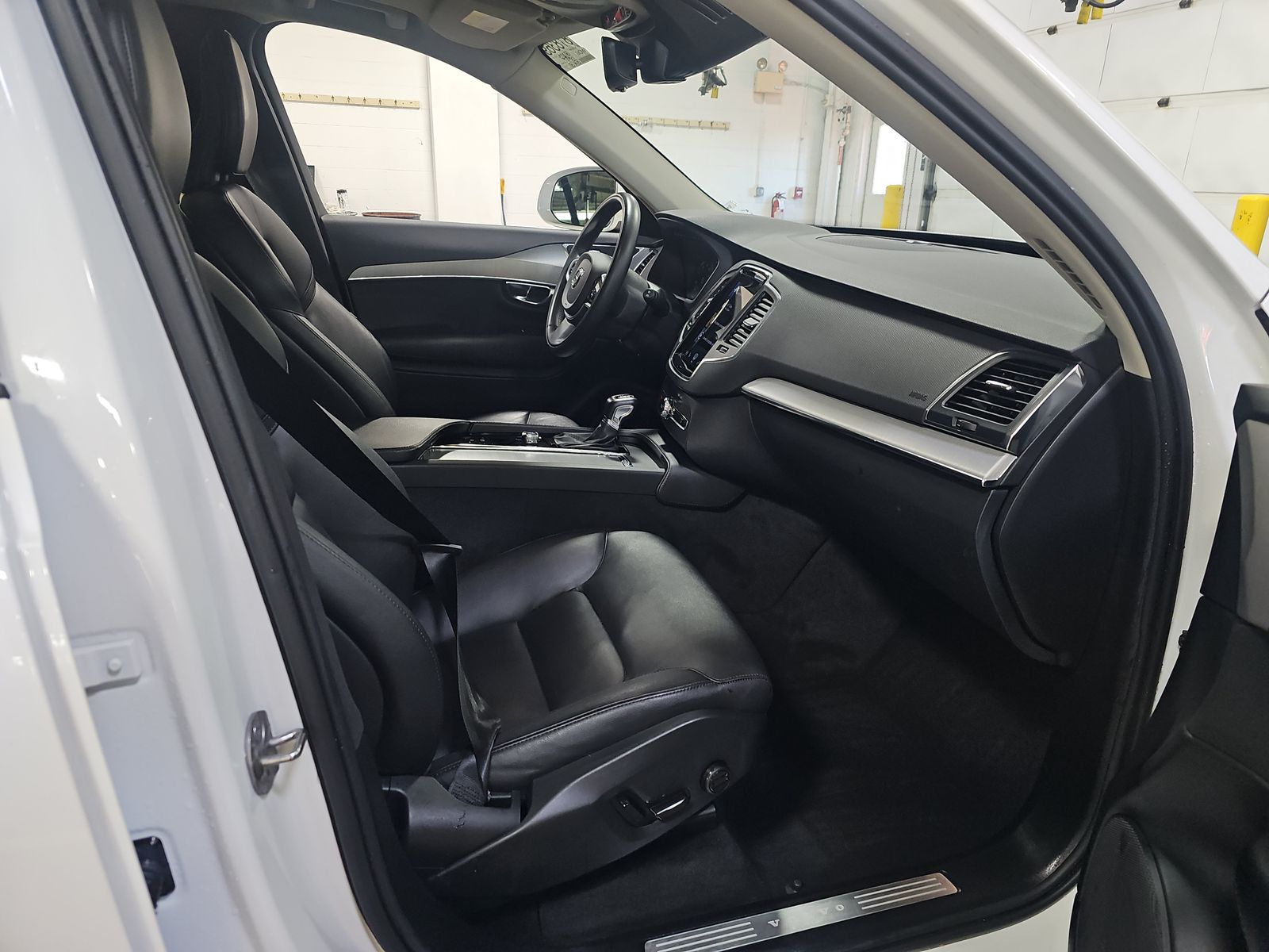 2022 Volvo XC90 T5 Momentum AWD