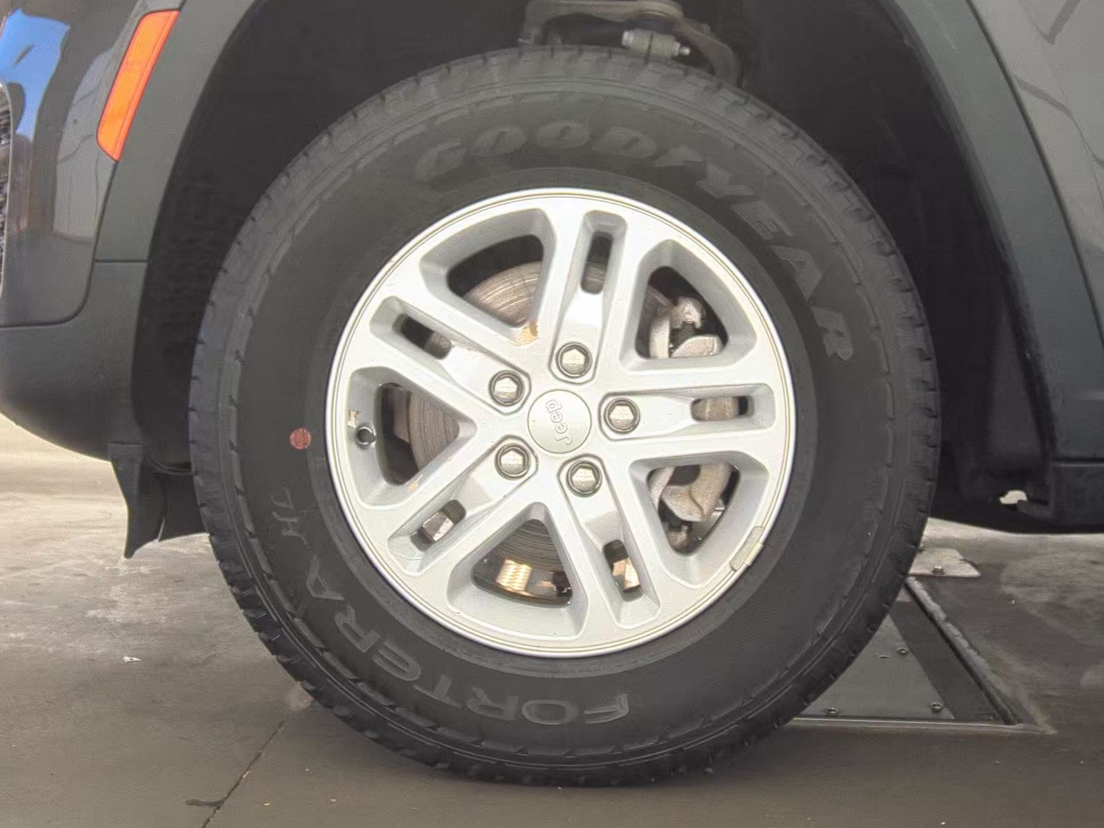 2023 Jeep Grand Cherokee Laredo AWD